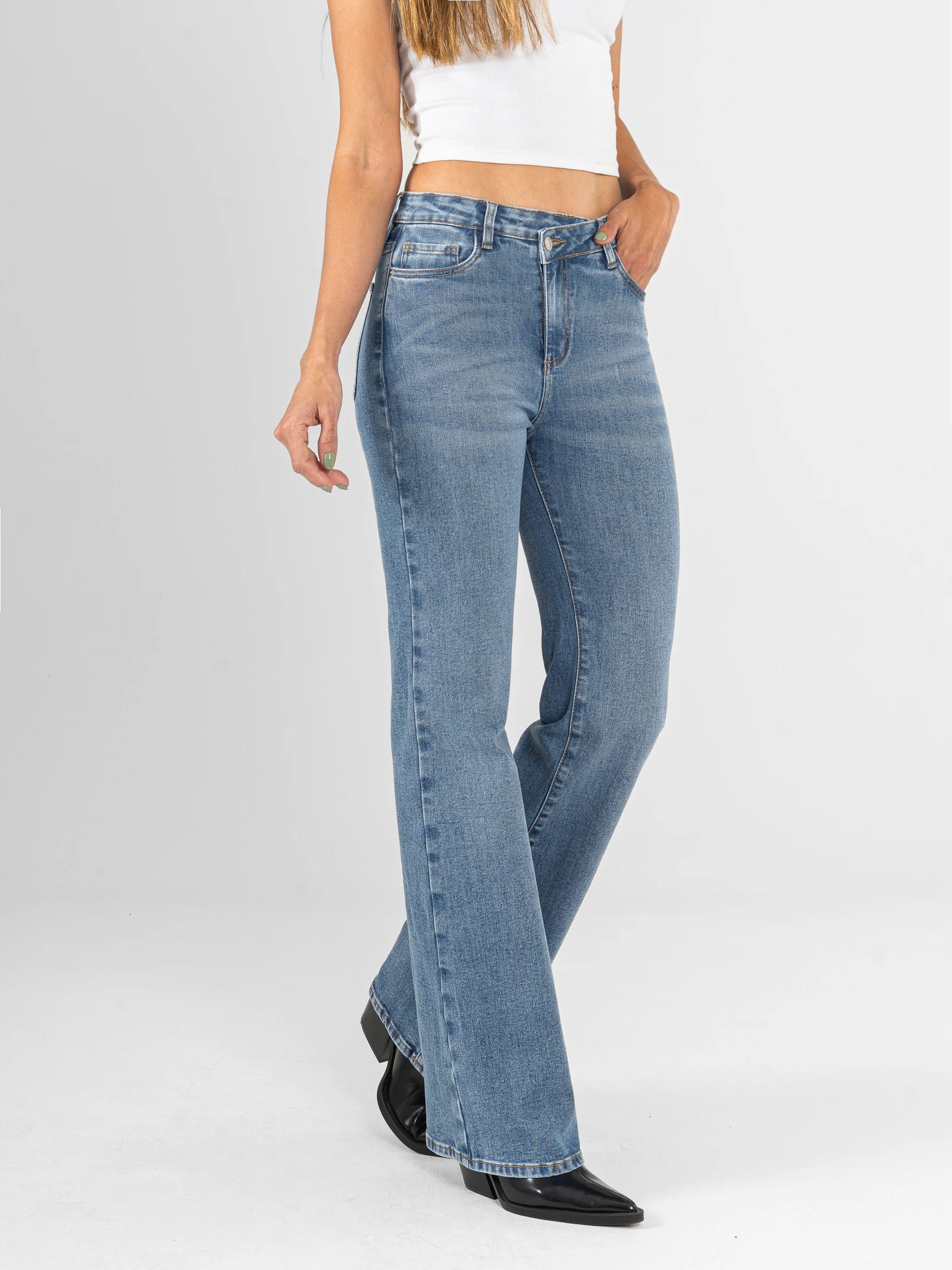 Ref: 066320 Jean flare stretch, bota ancha, tiro alto, tono azul medio, detalle en pretina - imagen 3