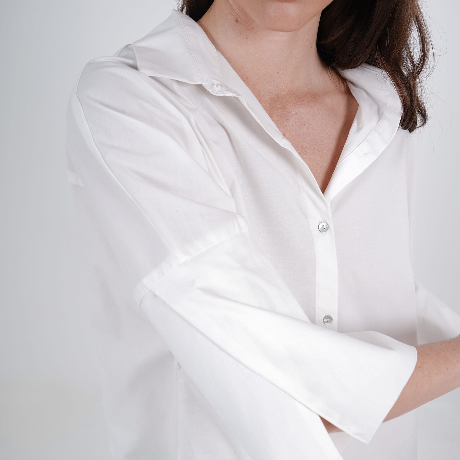 Blusa oversize abierta cuello camisero manga 3/4 - imagen 2