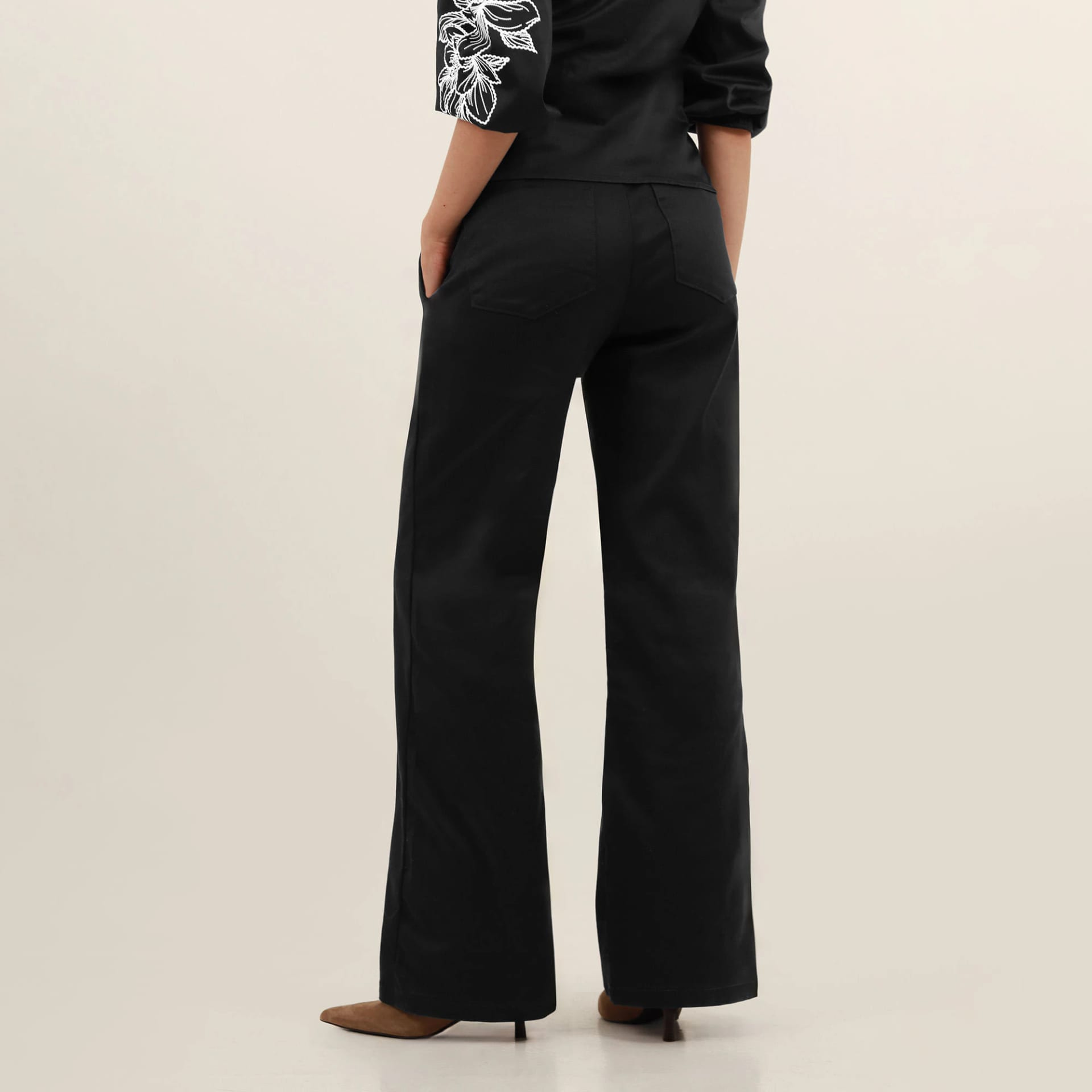 Pantalón palazzo bota flare con bordado flor - imagen 8