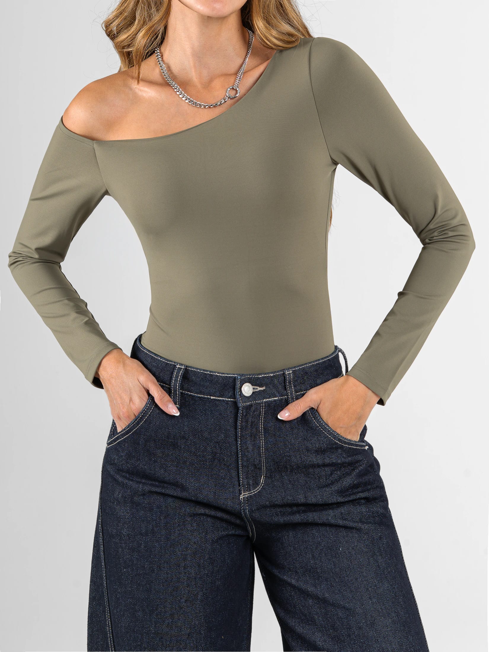 Ref: 0610694 Body manga larga, stretch, escote en hombro, tono oliva - imagen 2