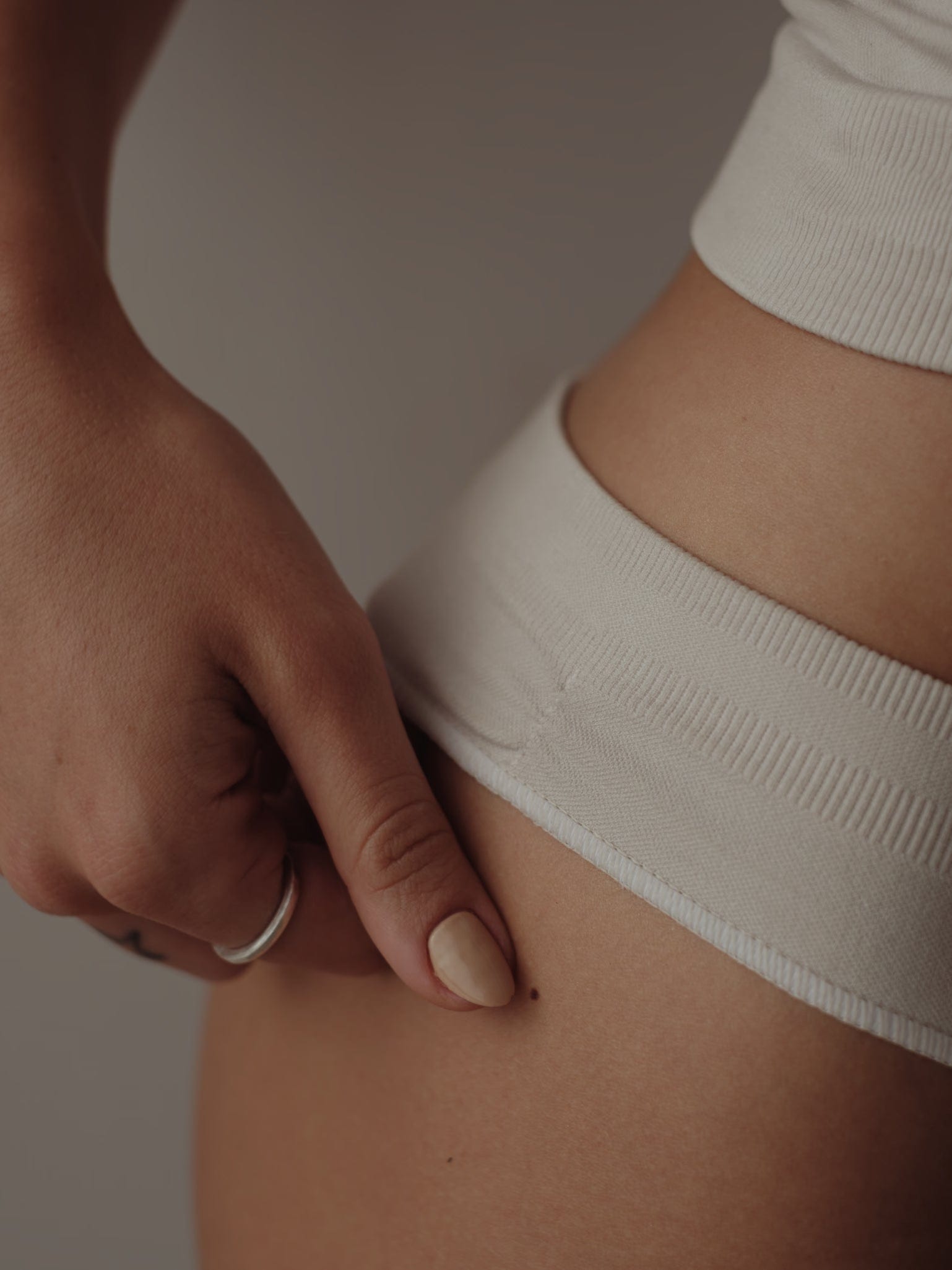 STRETCHY SEAMLESS THONG - NATURAL - imagen 7