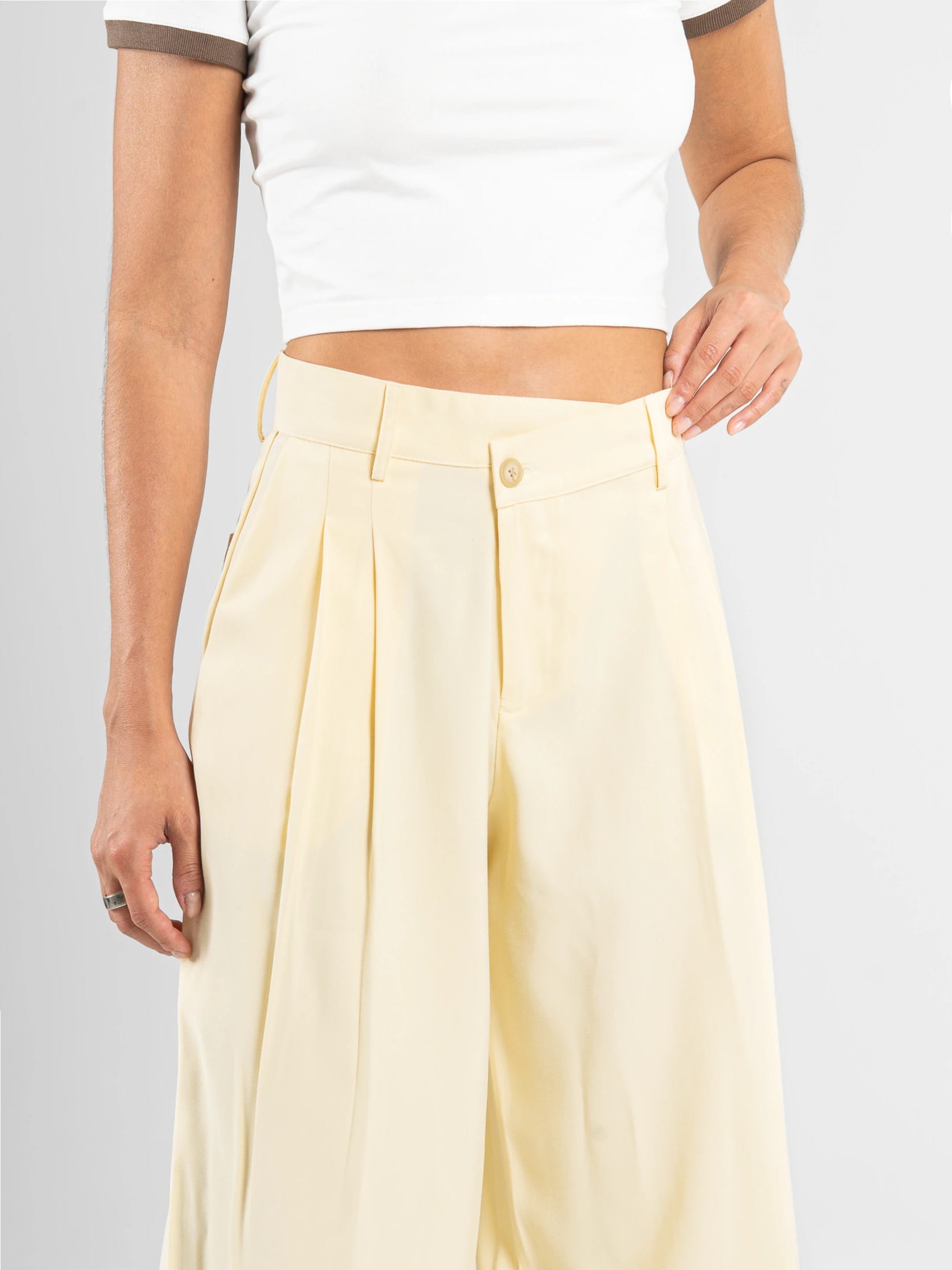 Ref: 0620581 Pantalón mom flare, tejido plano liviano, detalle en pretina, tiro alto, tono amarillo - imagen 4