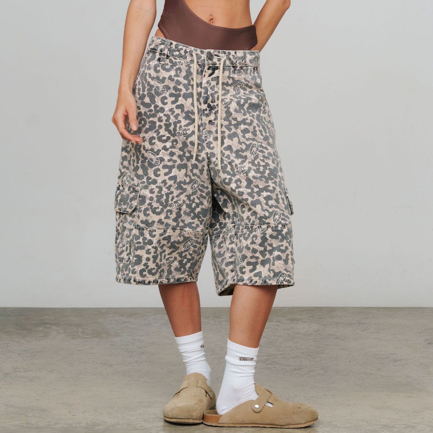 Intuition Leopard Cargo Jorts - Camel - imagen 9