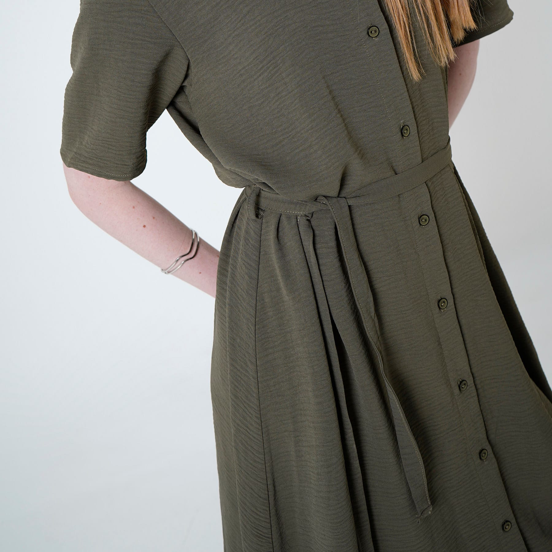 Vestido camisero midi con lazo para ajustar en cintura - imagen 2