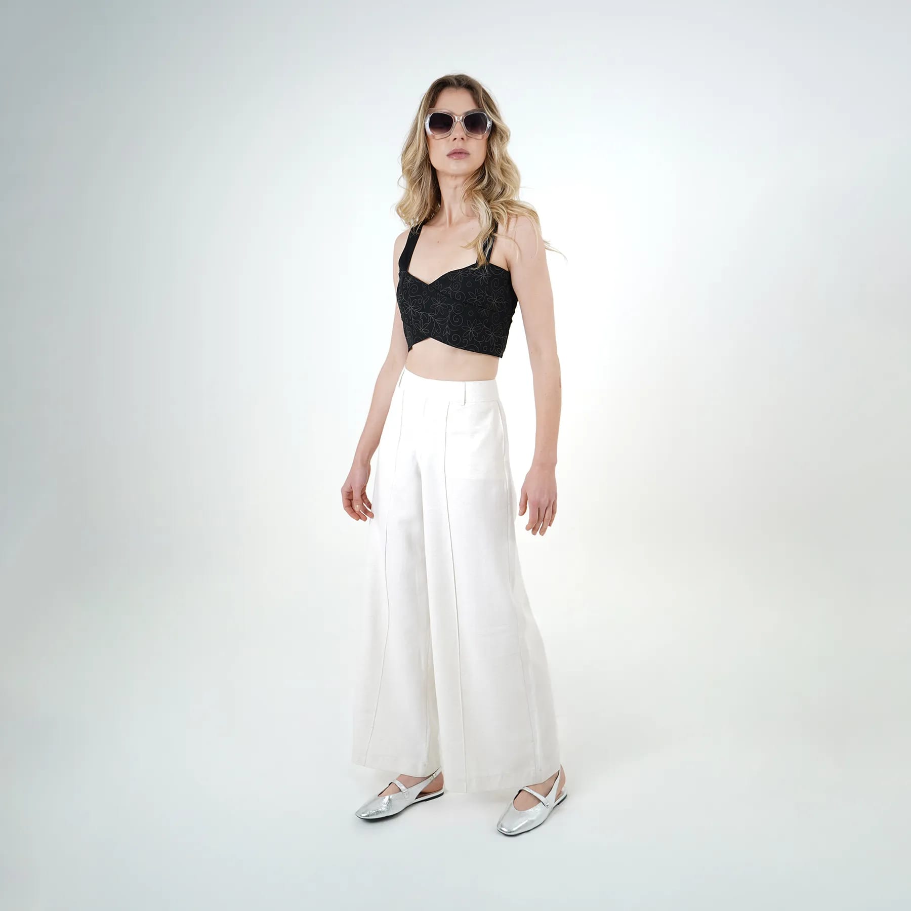 Blusa crop top cuello corazón manga tiras con grabado floral - imagen 4