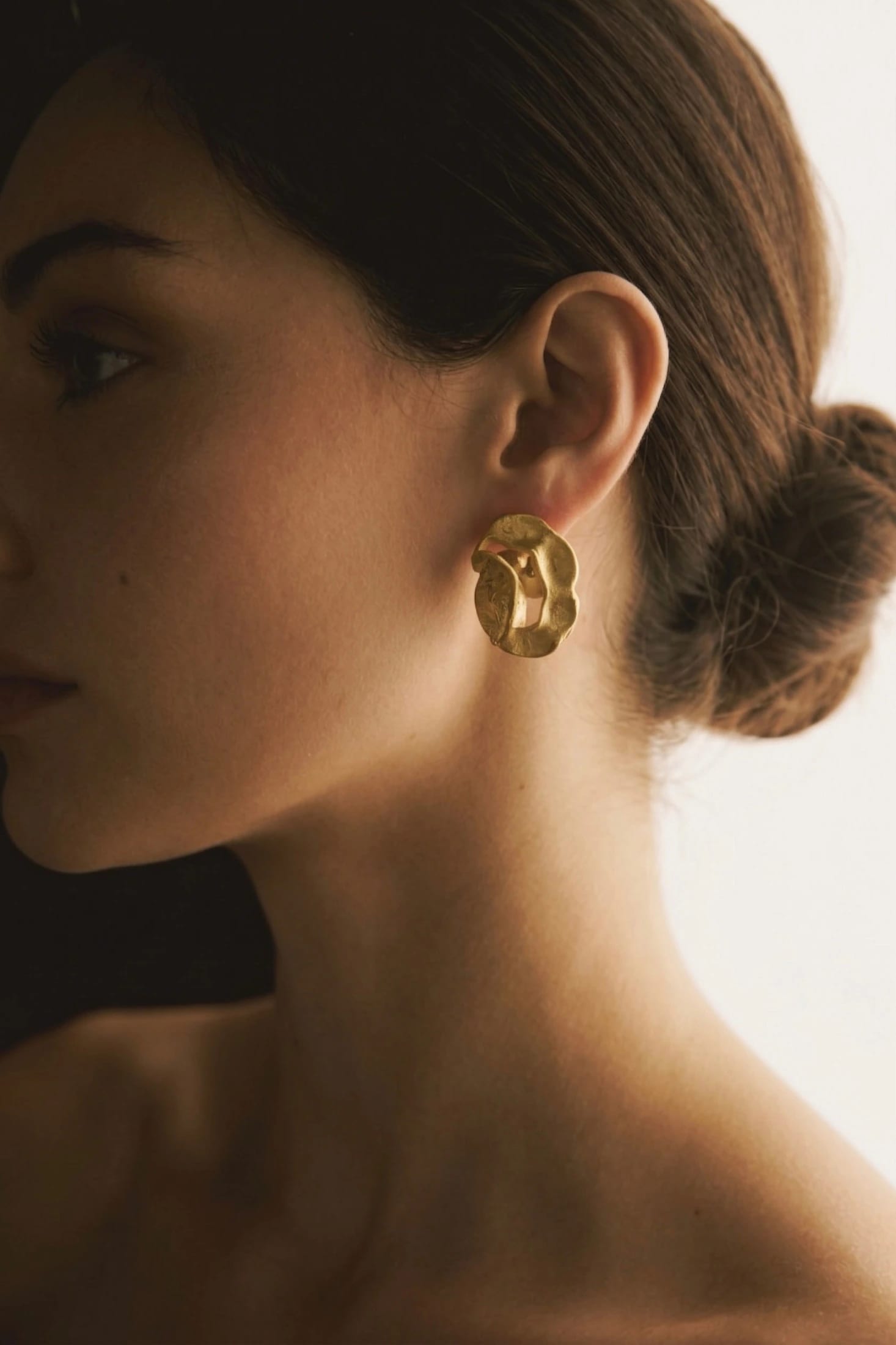 ARETES ACACIA CON PÉTALO REMOVIBLE CADENAS Y PERLAS - imagen 5