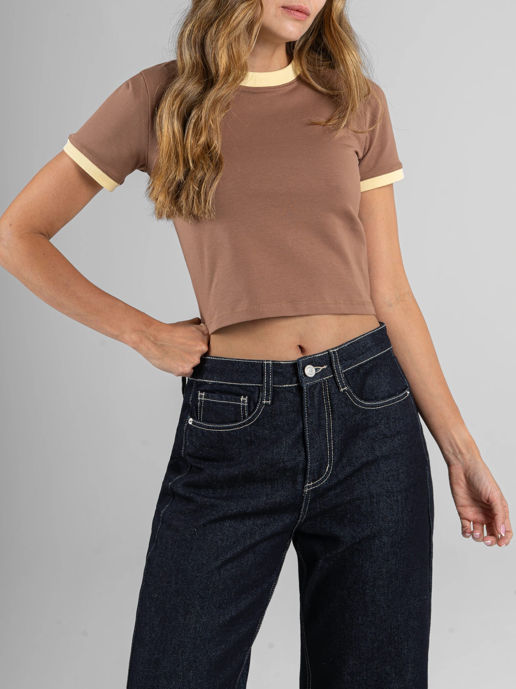 Ref: 0610710 T-shirt cropped, cuello redondo y manga corta, acabados con vivo combinado a contraste, tono cafe - imagen 1