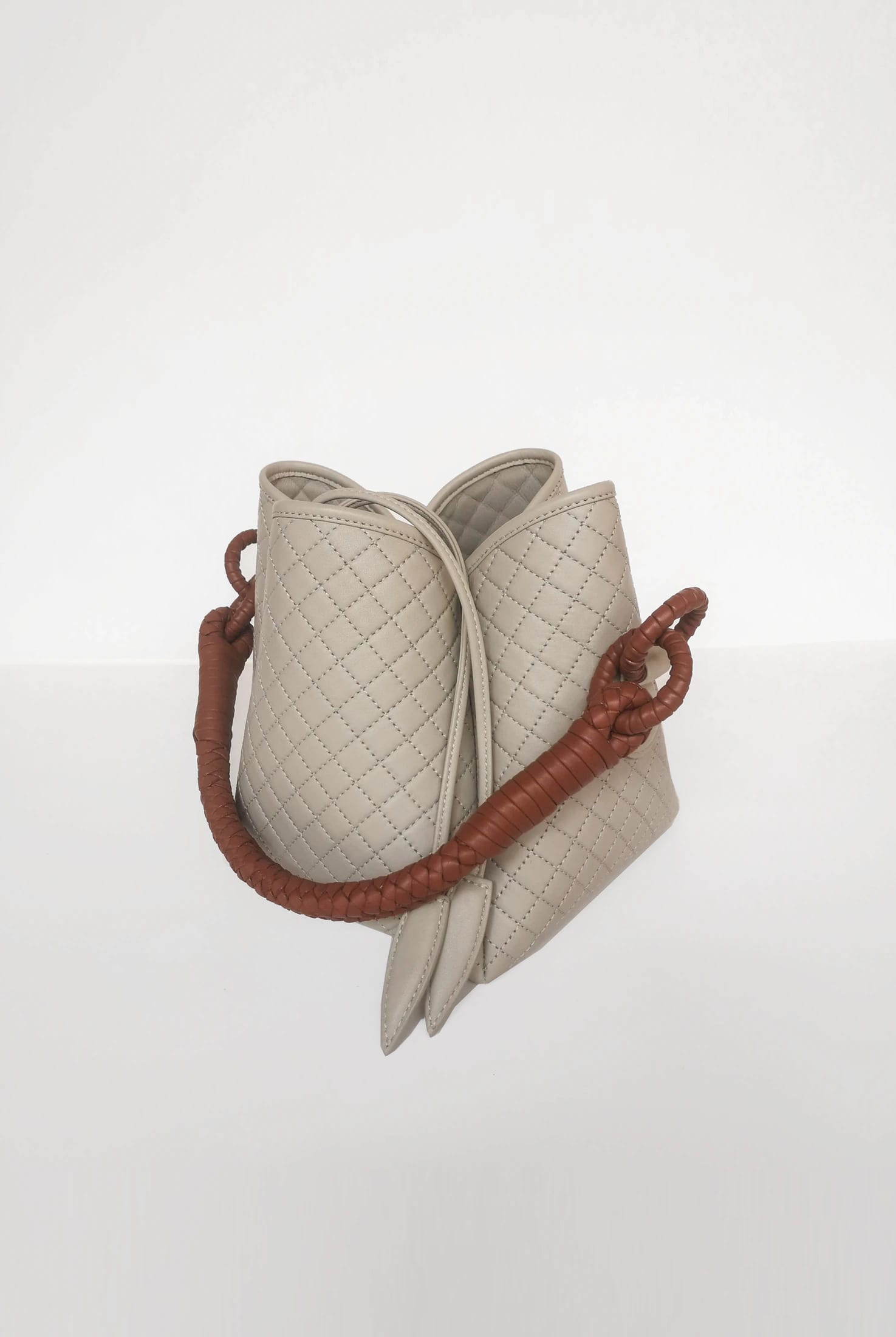 Tulip Mini Bucket Bag, Off-white & Brandy - imagen 3