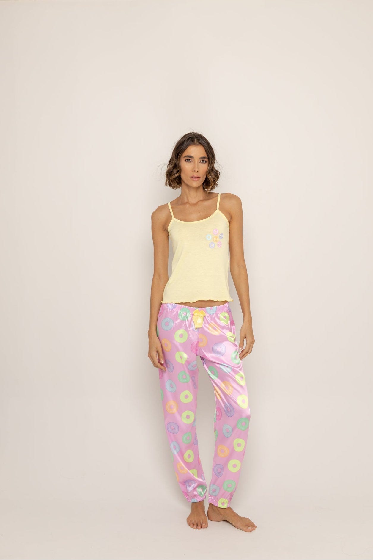 Conjunto pantalón satín rosa donas blusa amarilla - imagen 2