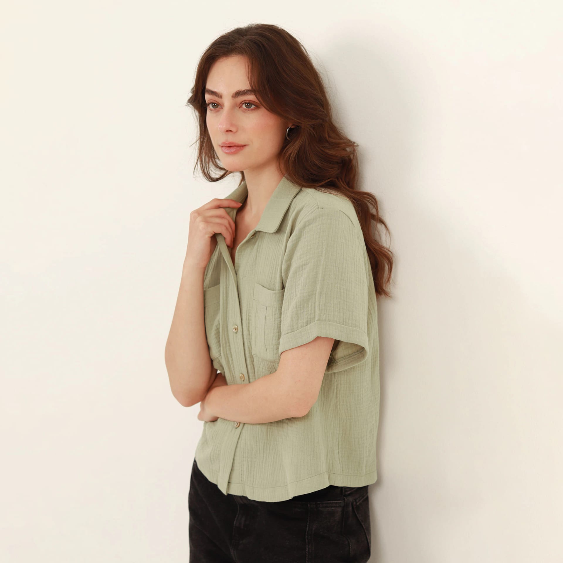 Blusa abierta cuello sport manga corta con bolsillos - imagen 4