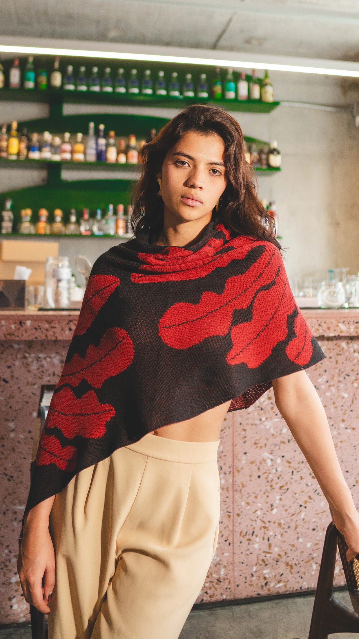Poncho Yarumo - negro y rojo - imagen 1
