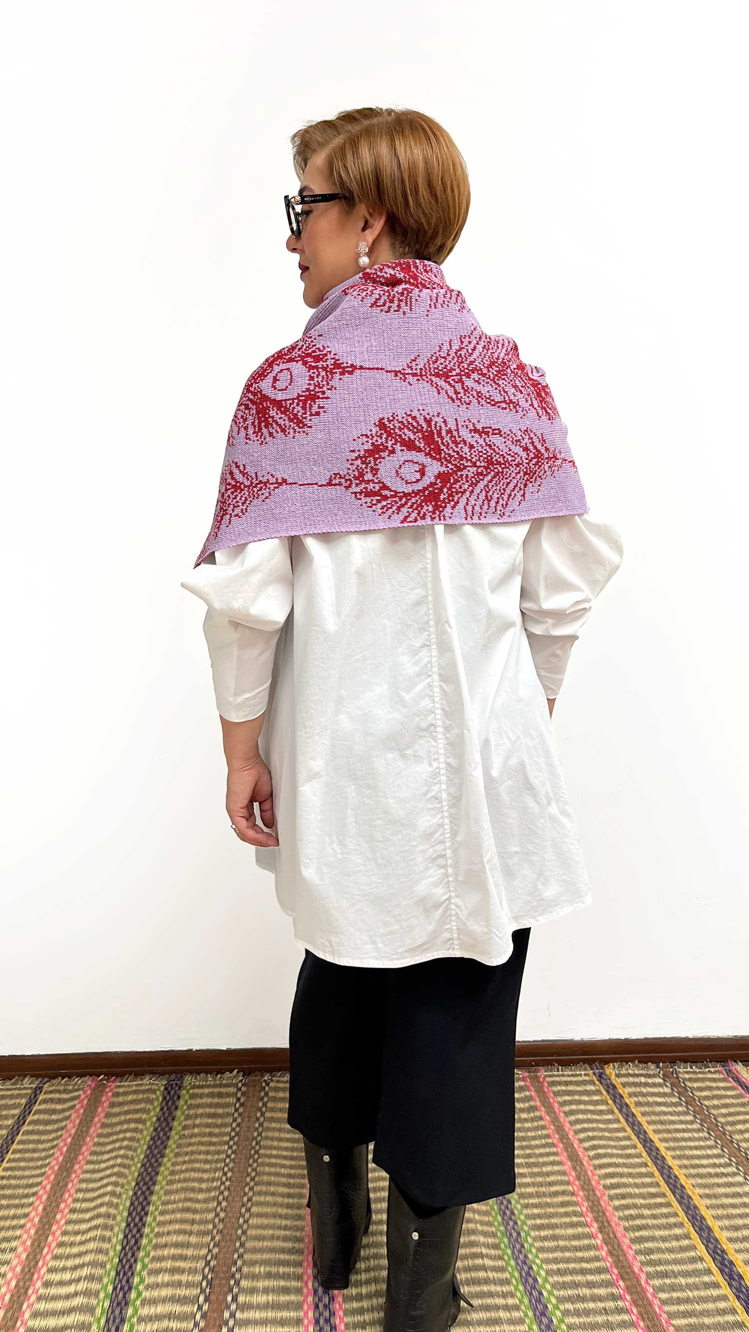 Poncho Plumas - lila y rojo - imagen 3
