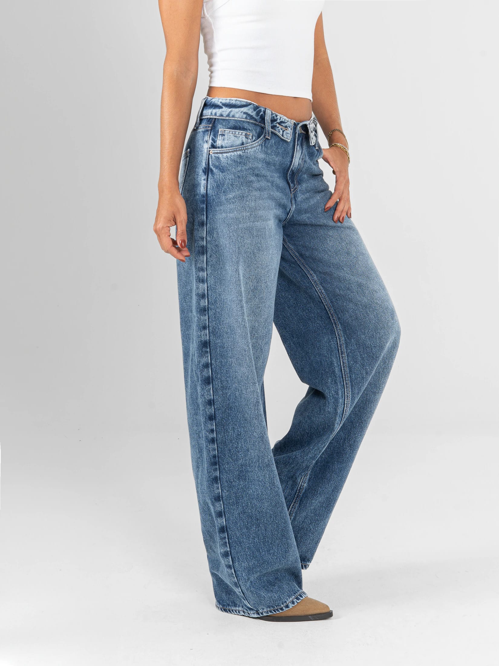Ref: 066328 Jean wide leg, rígido, tiro medio, detalle en pretina, tono azul medio - imagen 3