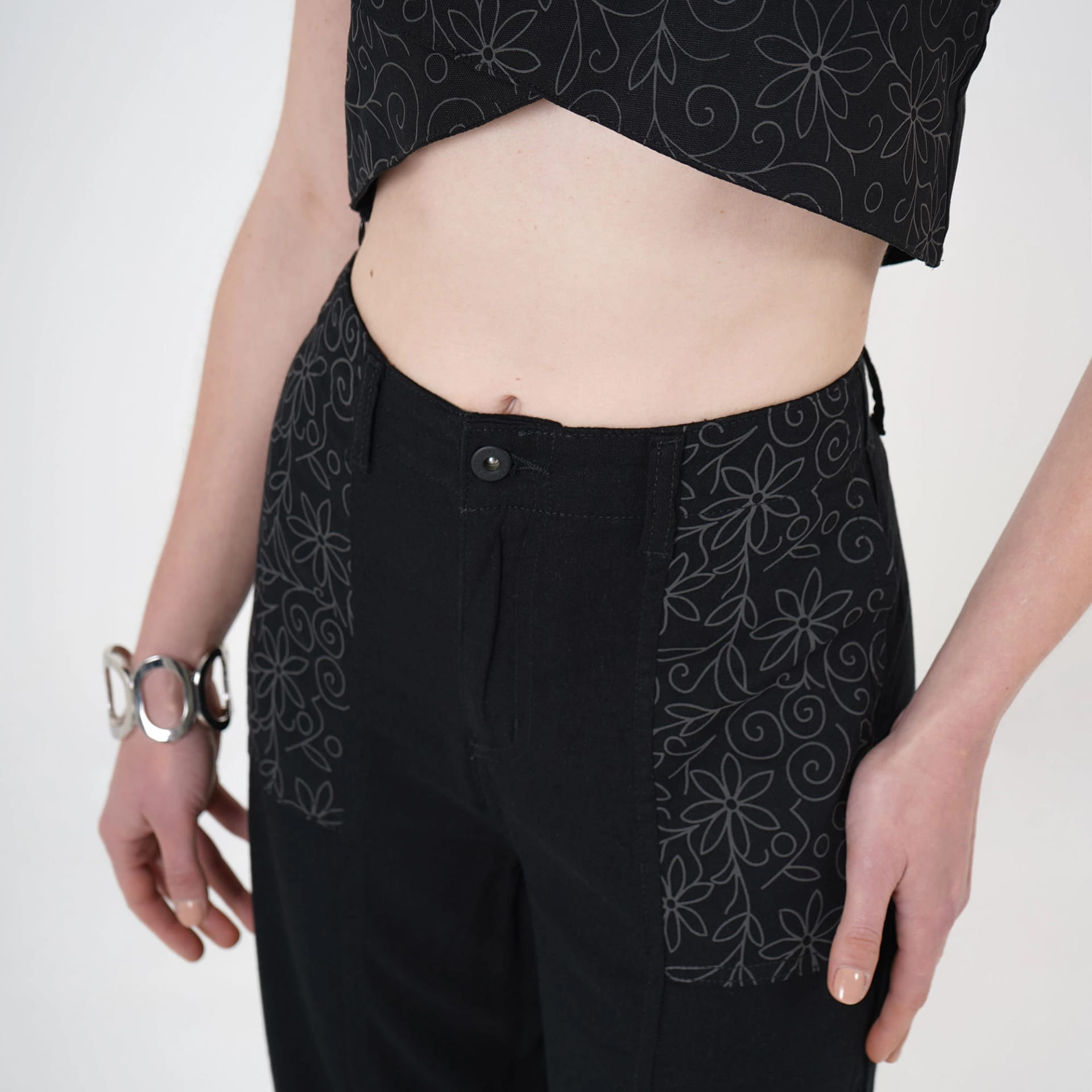 Pantalón ancho con grabado floral - imagen 5