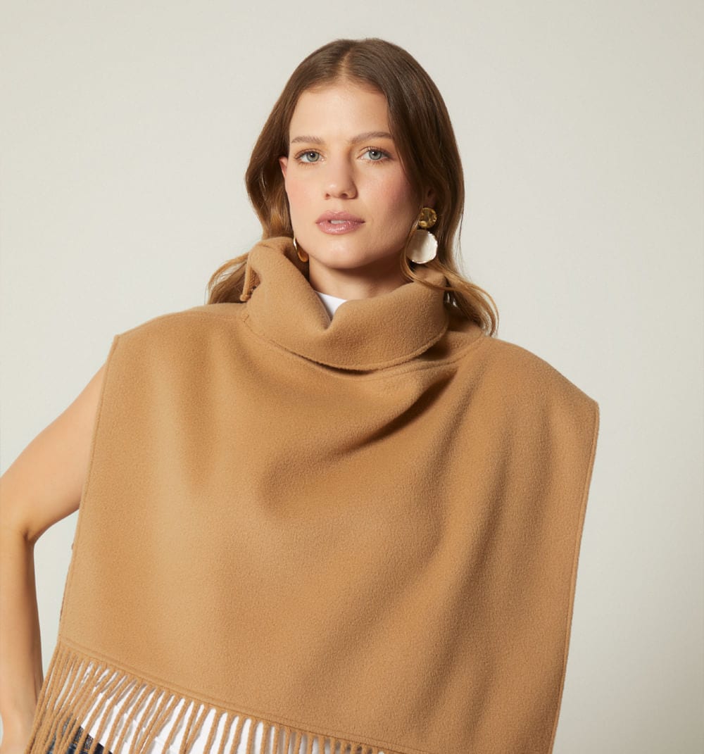 Poncho corto con flecos - imagen 7