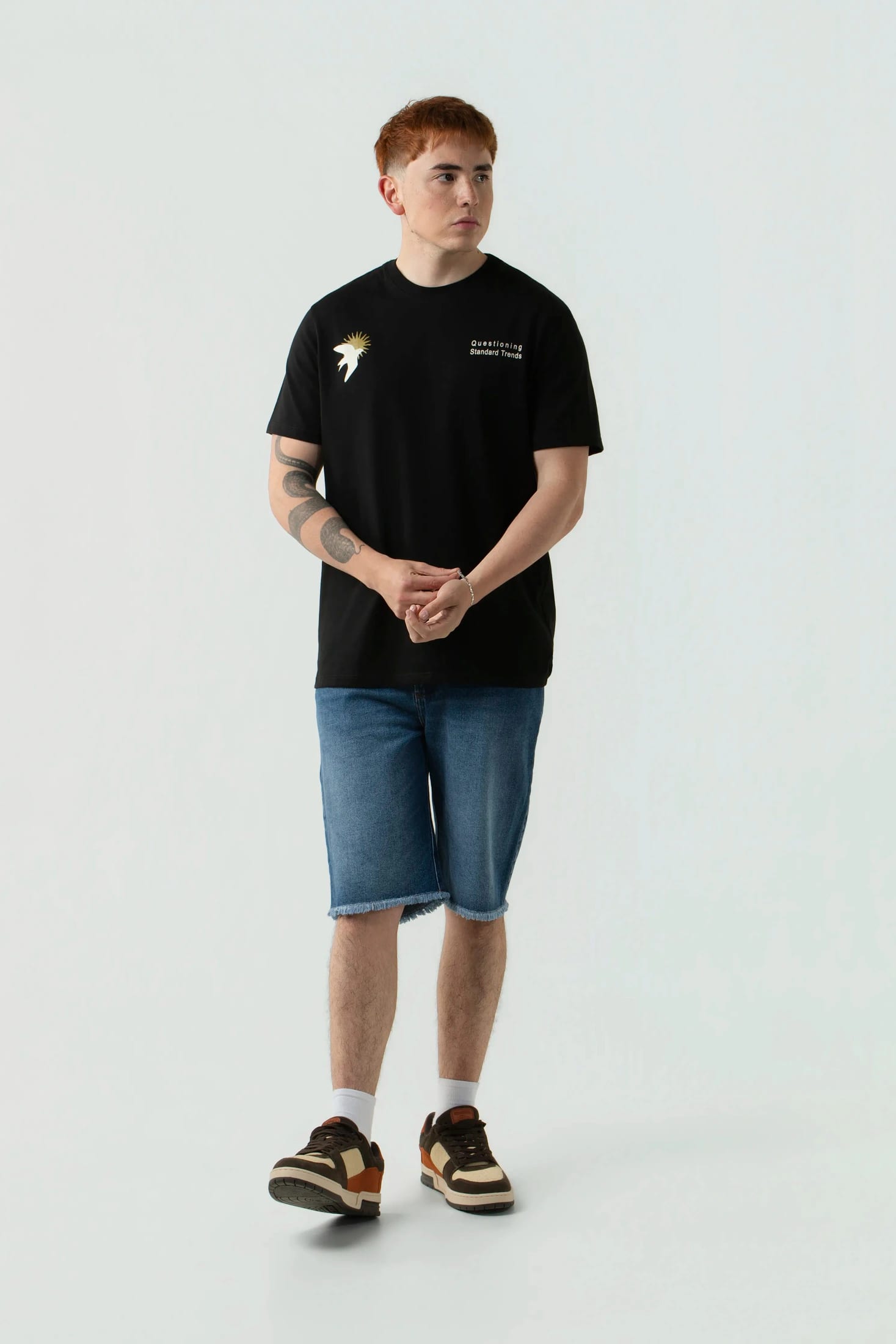 CAMISETA ESPECIAL ESTAMPADO LOCALIZADO COLOR NEGRO - imagen 4