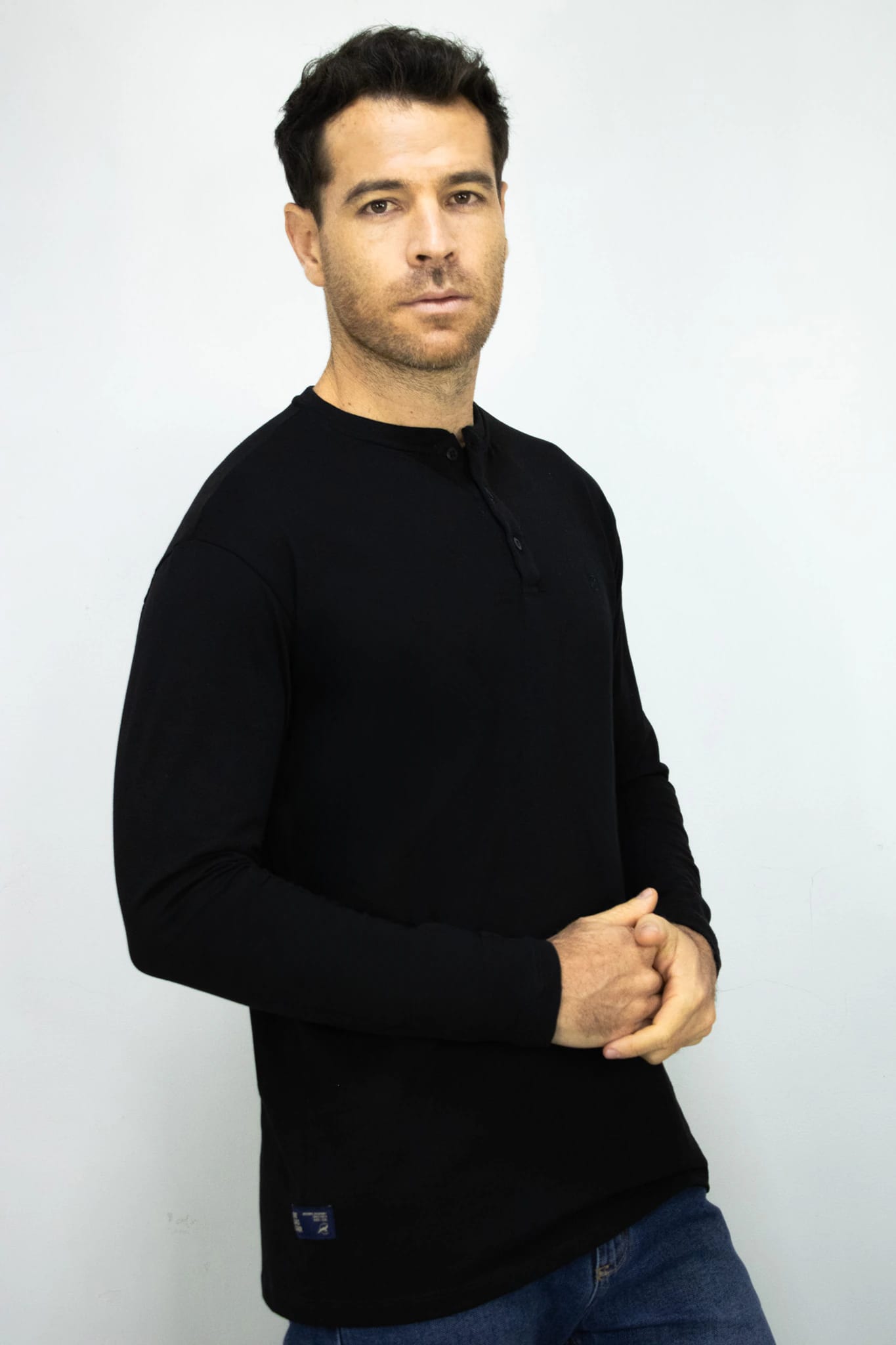 Camibuso Negro Cuello Henley Manga Larga para Hombre - imagen 2
