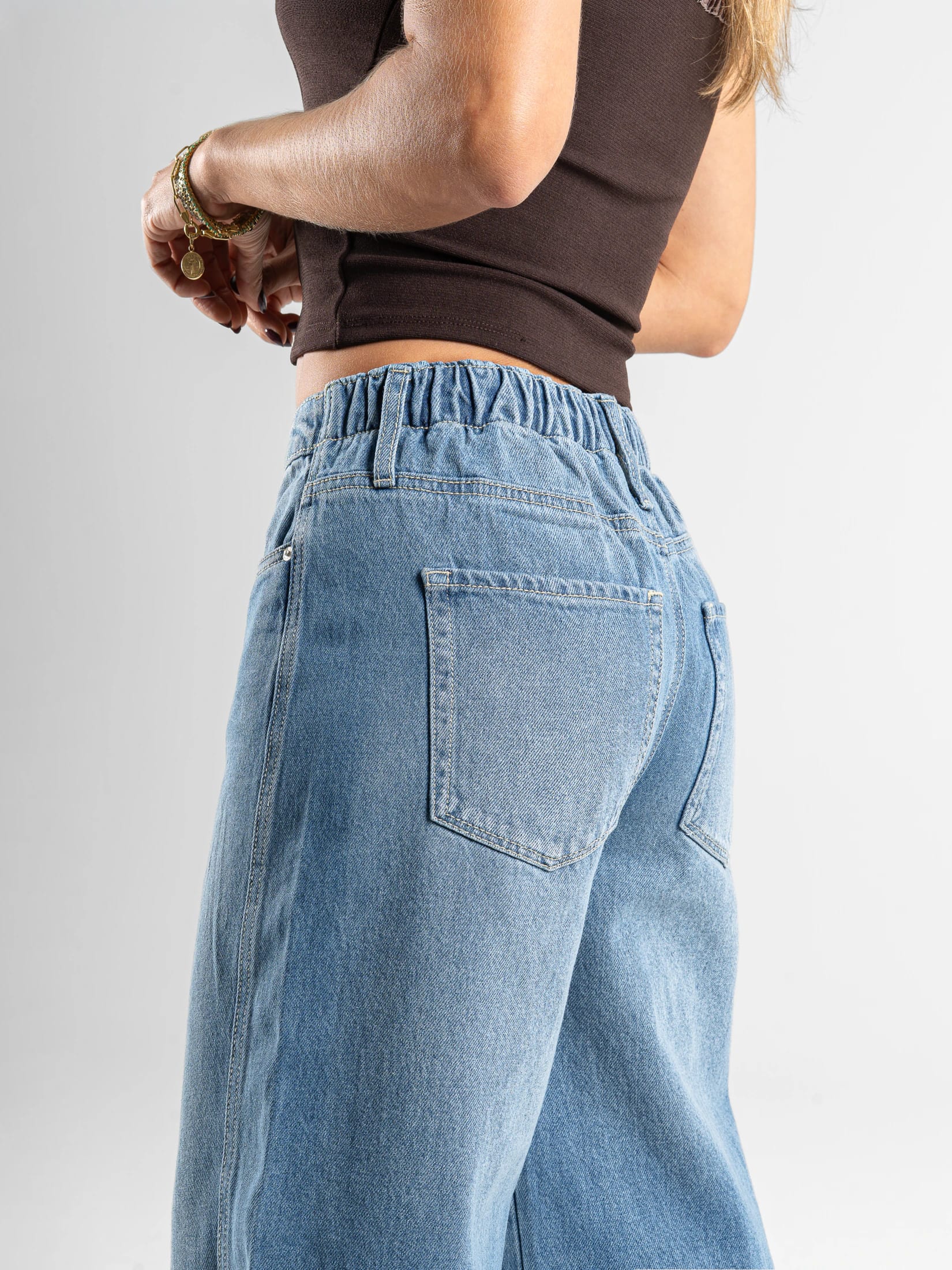 Ref: 066509 Jean mom flare, rígido, tiro medio, pretina resortada, tono azul medio. - imagen 4
