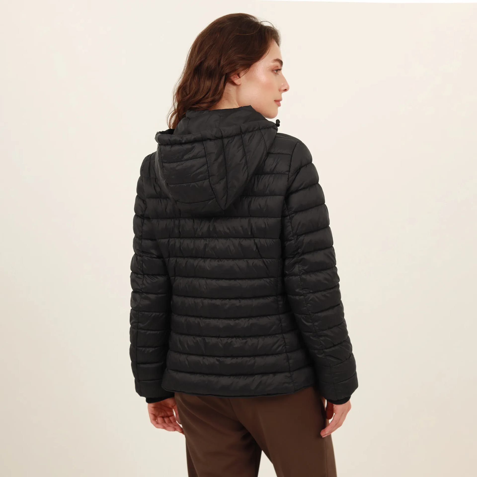 Chaqueta acolchada básica cuello alto con capucha - imagen 13