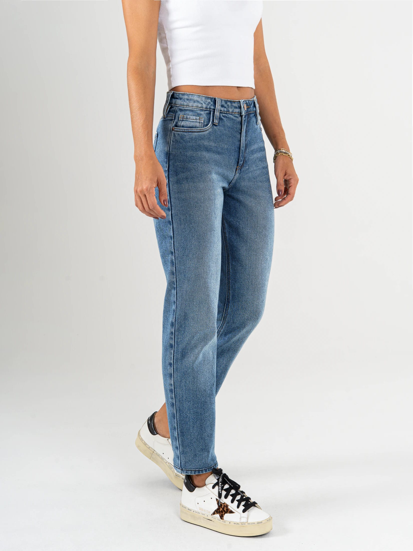 Ref: 065803 Jean Mom fit, slim cropped, stretch, tiro alto, tono azul medio claro - imagen 2