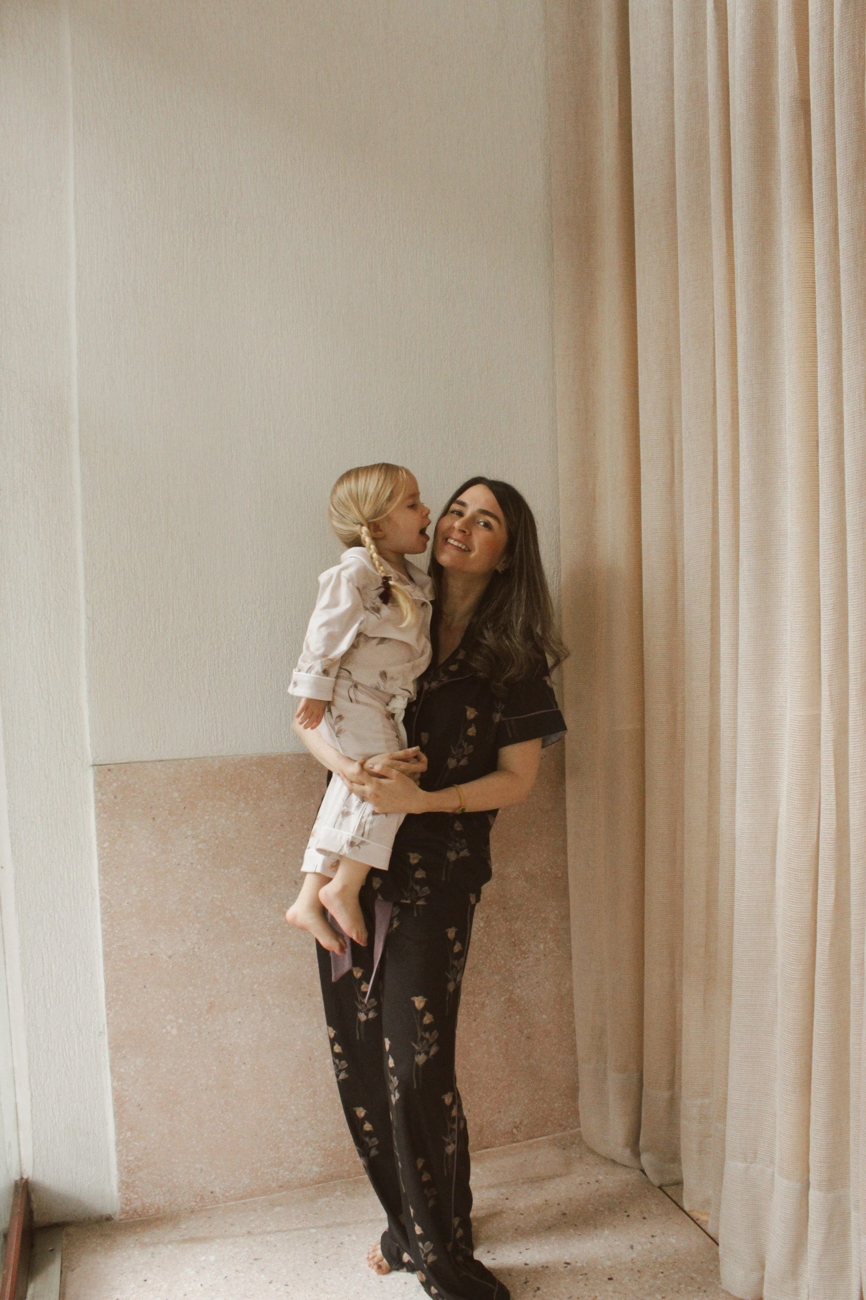 PIJAMA MANGA CORTA + PANT FLORES BLACK - imagen 4