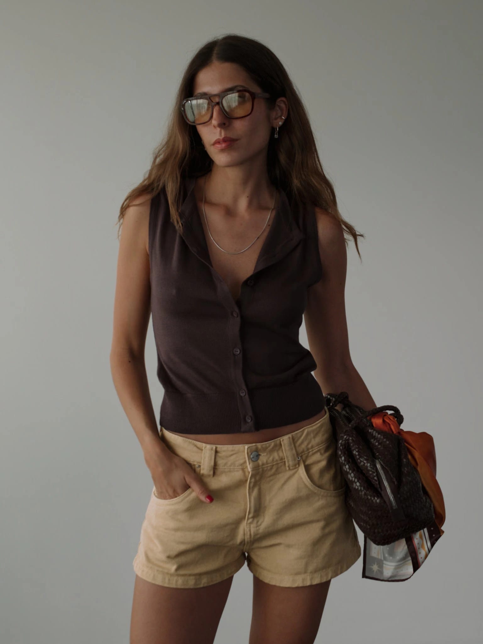 CLASSIC BUTTON KNIT VEST - BROWN - imagen 2