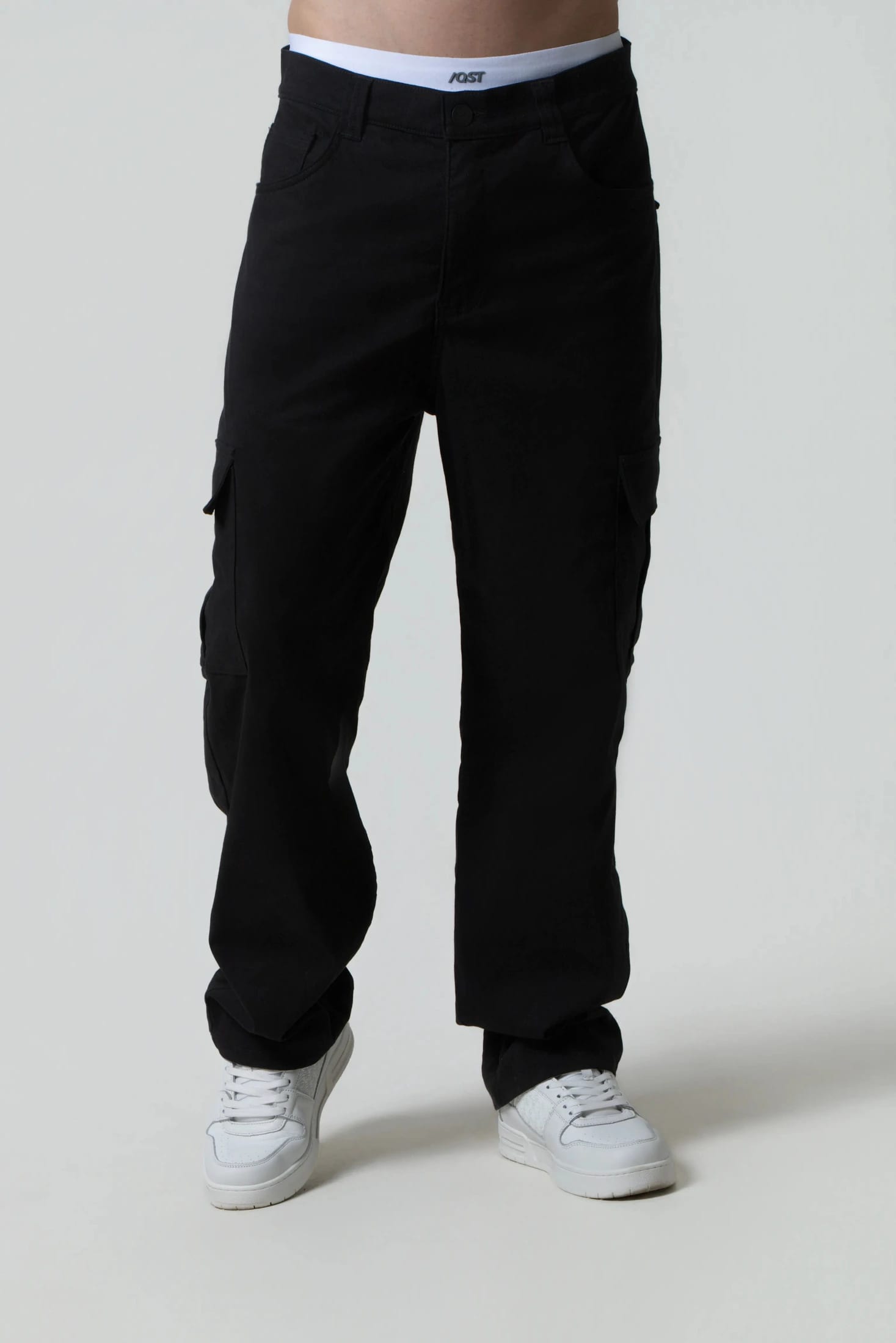 PANTALON CARGO COLOR NEGRO - imagen 1