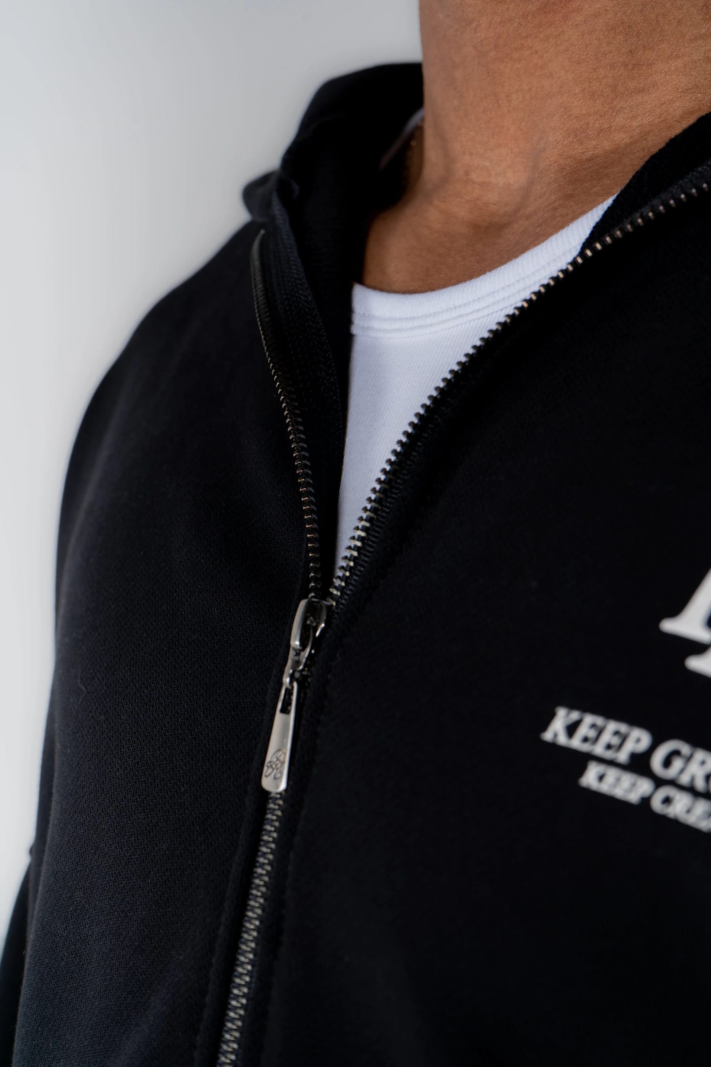 Basic Black Hoodie - imagen 7