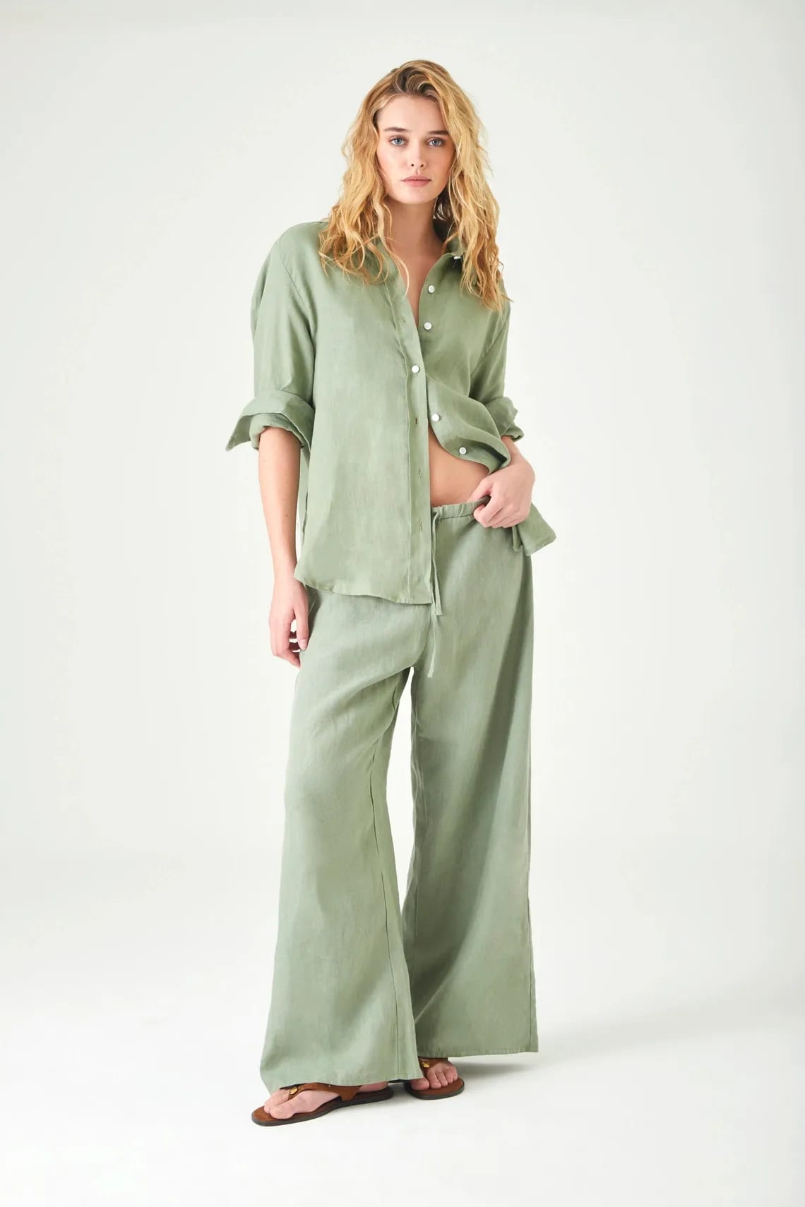 Camisa relaxed fit con bajo redondeado y aberturas laterales en lino verde salvia para mujer - imagen 2