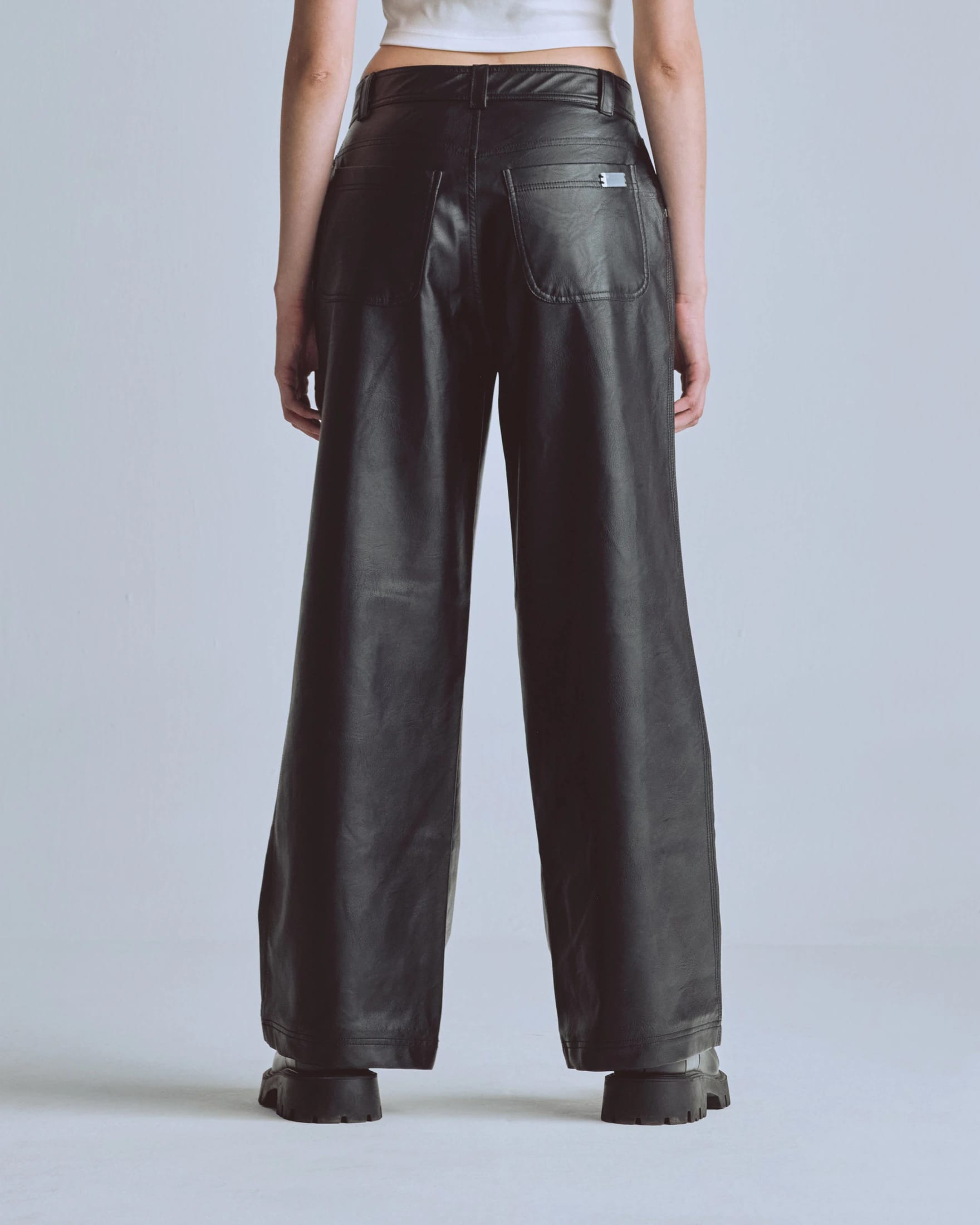 W Capsule Basic Pleather Wide Jeans Black - imagen 7