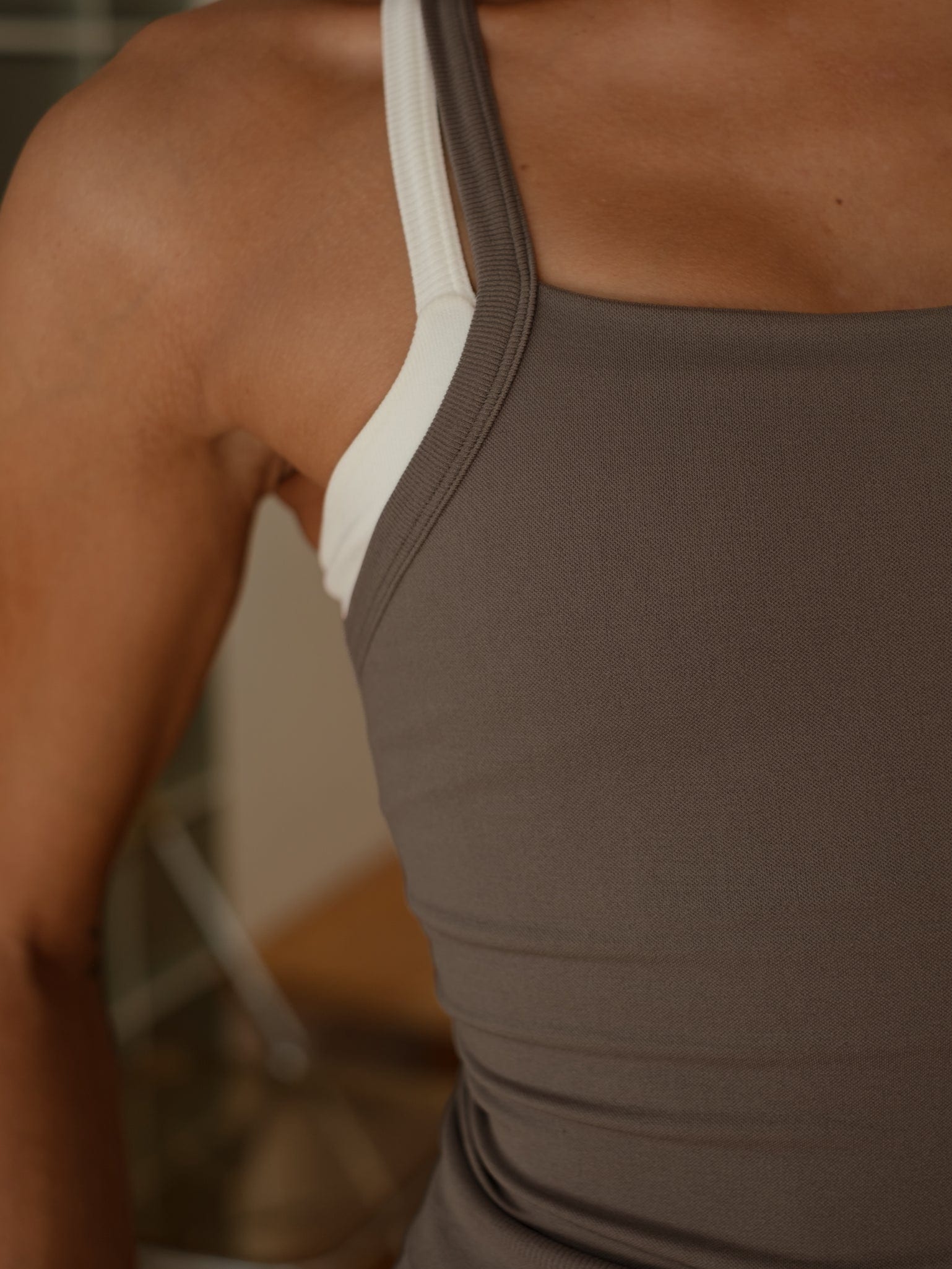 BOX SEAMLESS TANK TOP - TAUPE - imagen 4