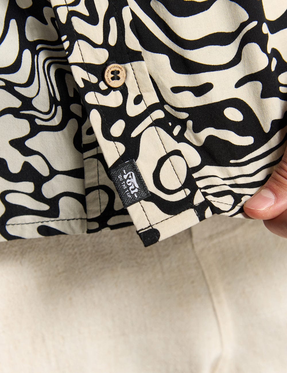 Camisa Regular Fit Pareidolia  negro + crudo Hombre - imagen 6
