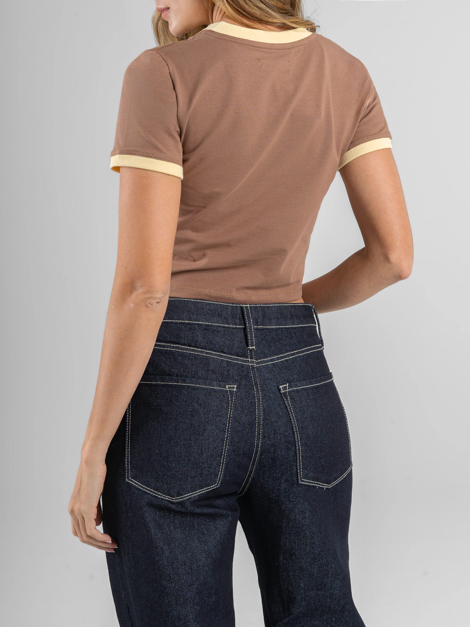 Ref: 0610710 T-shirt cropped, cuello redondo y manga corta, acabados con vivo combinado a contraste, tono cafe - imagen 2