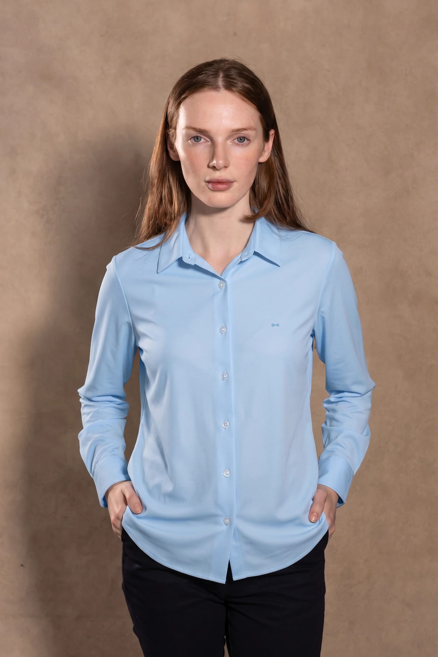 Camisa Perfromance Oxford De Mujer Azul Claro - imagen 1