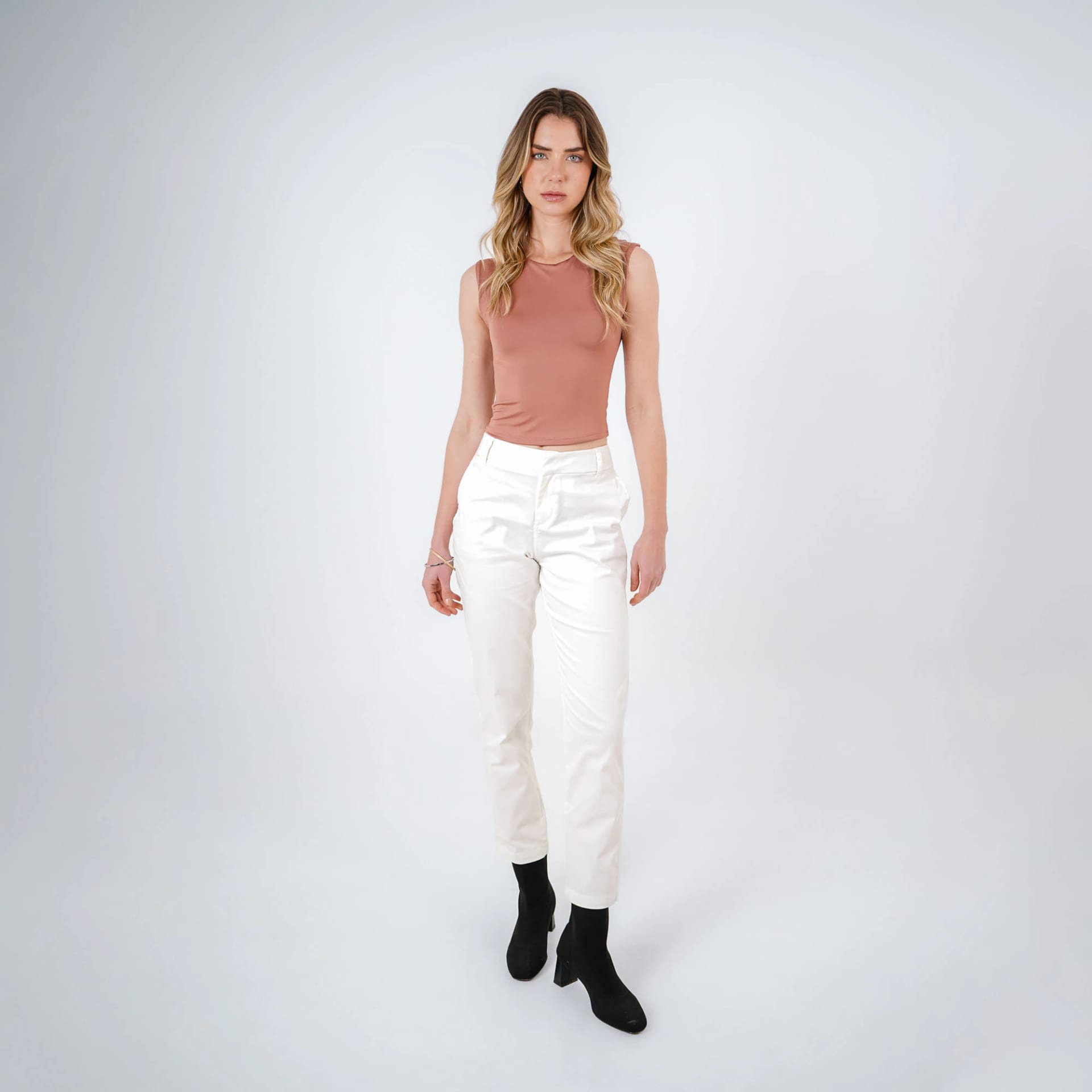 Camiseta crop básica cuello redondo manga sisa - imagen 9