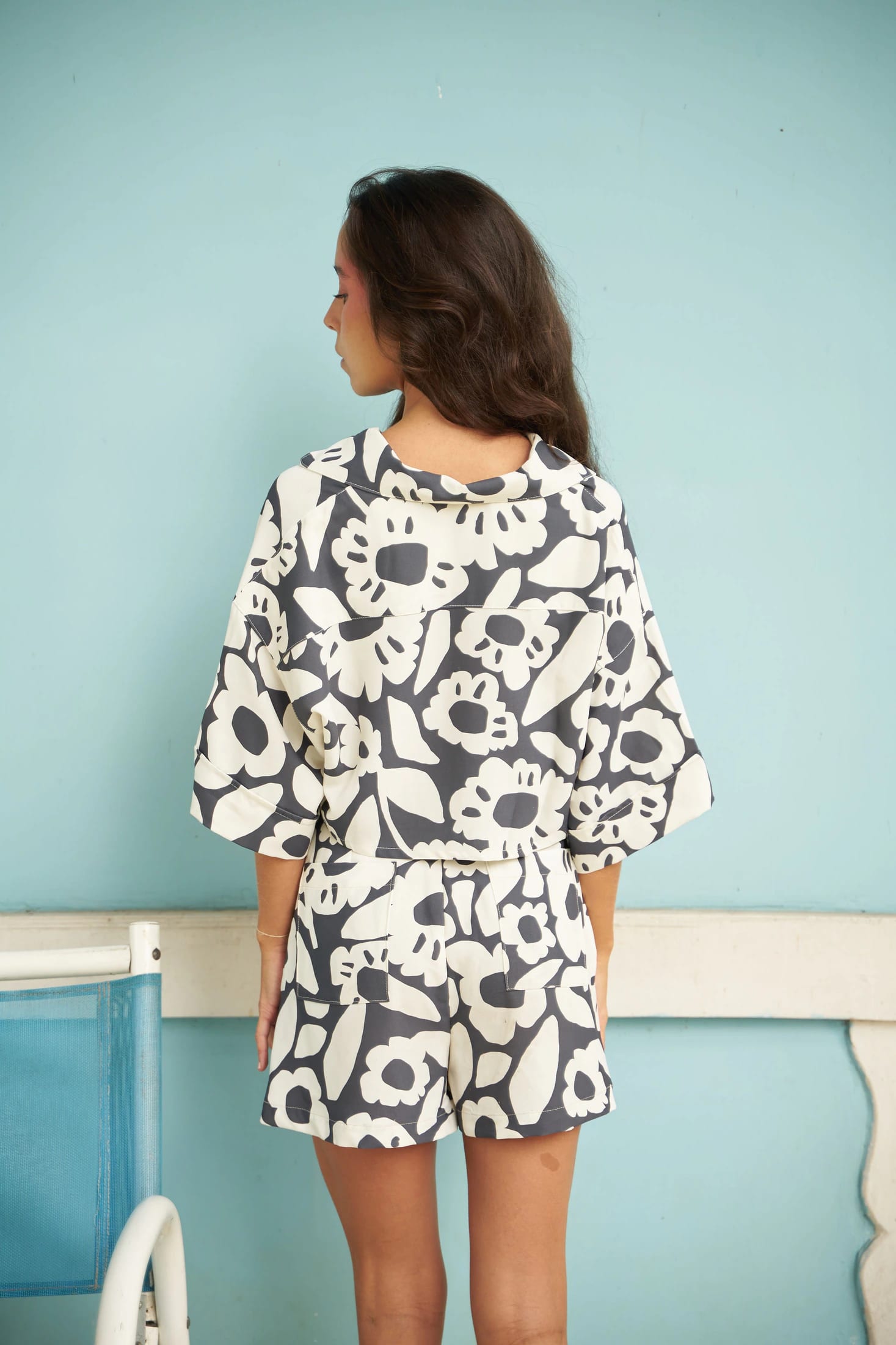 UN ABRAZO FLORAL EN EL BALCÓN (BLACK) SHIRT - imagen 3
