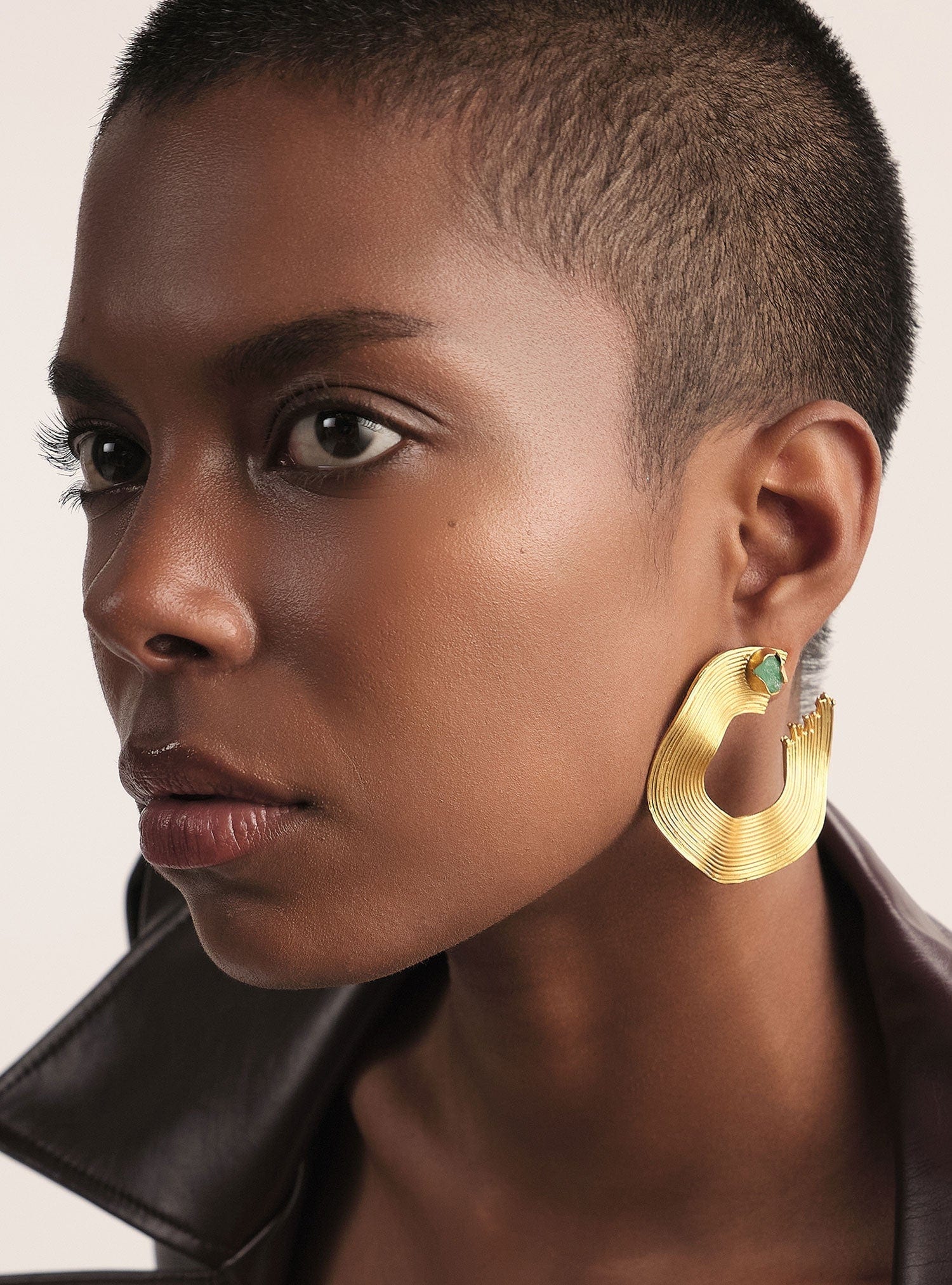 MAXI ARETES OLAS ABIERTAS CON ESMERALDA - imagen 3
