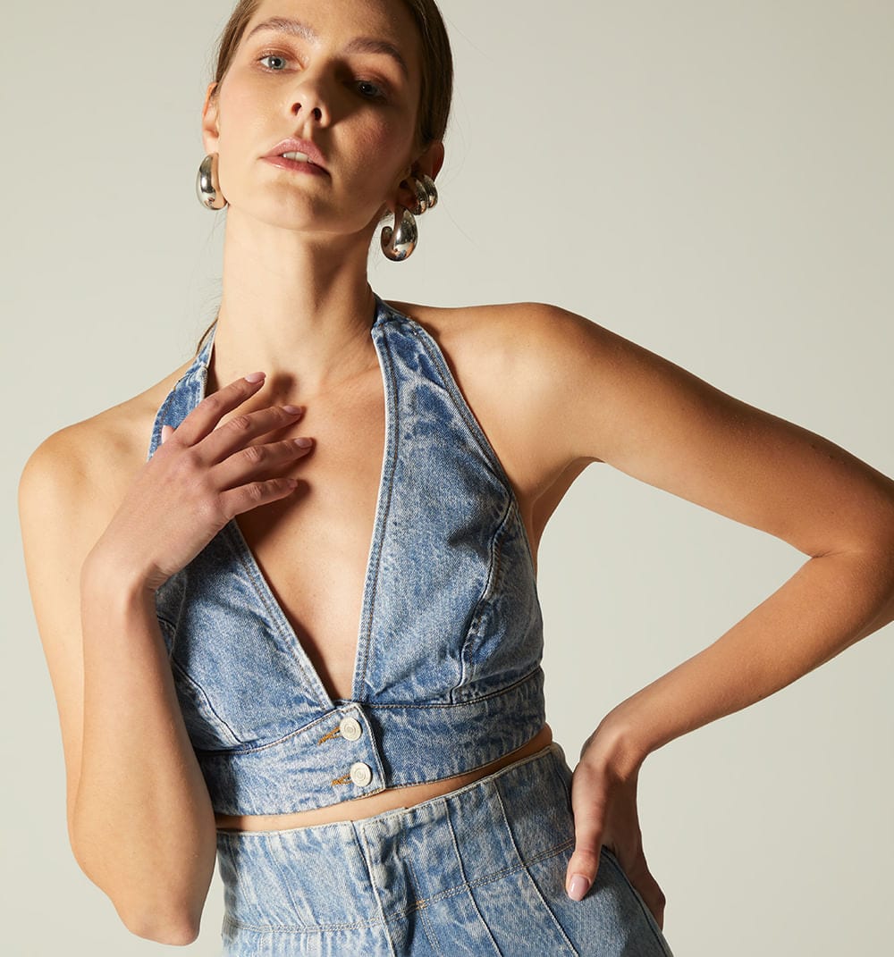 Blusa halter con flor - imagen 2