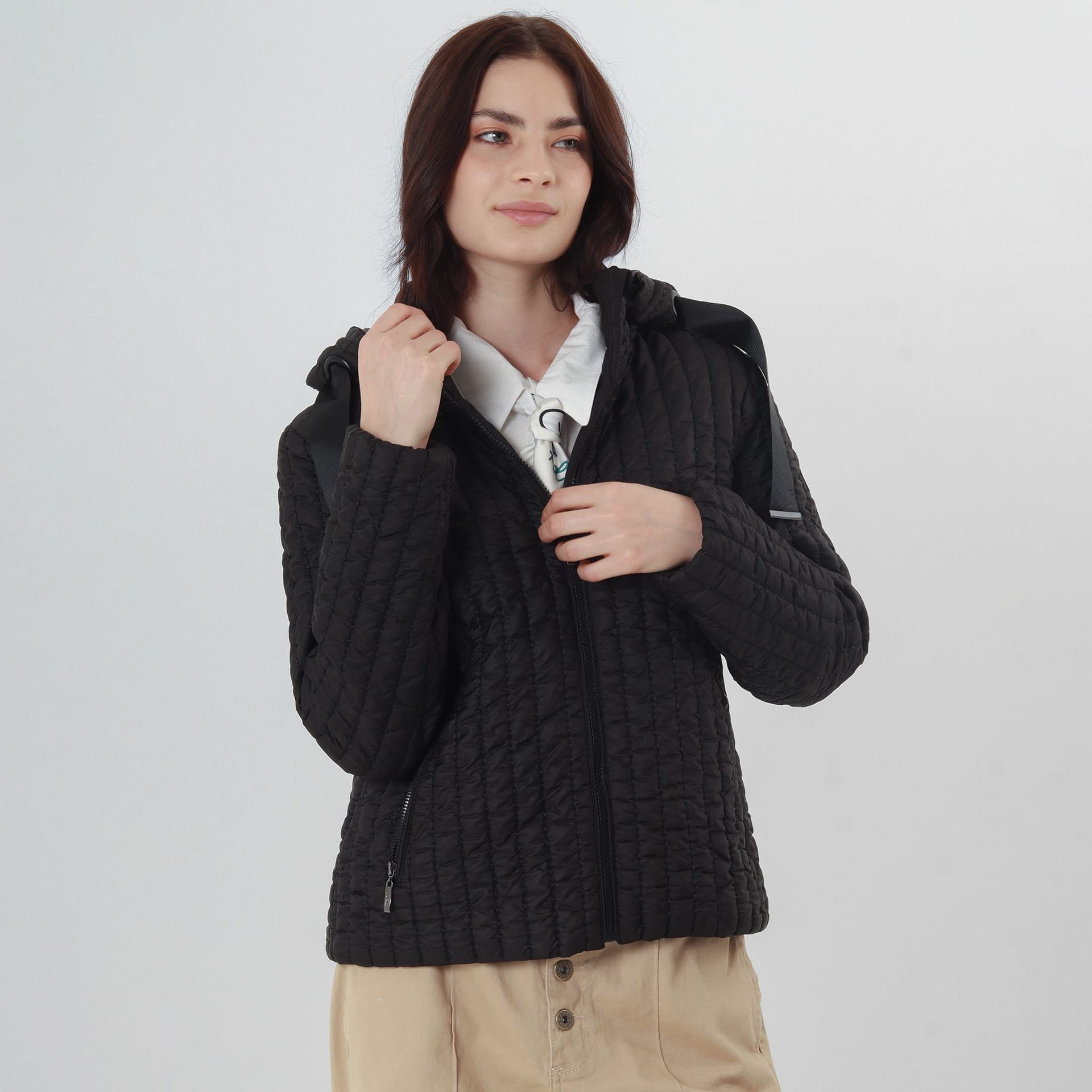 Chaqueta acolchada cuello alto capucha con lazo - imagen 2