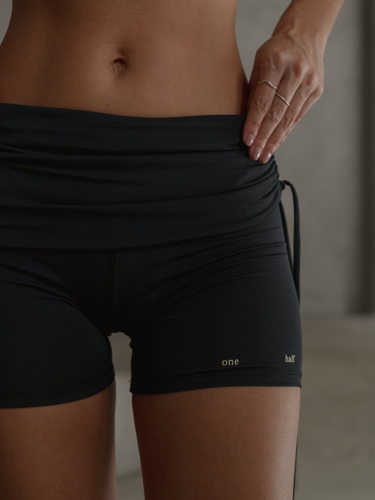 RUCHED WAIST ACTIVE SHORTS - BLACK - imagen 7