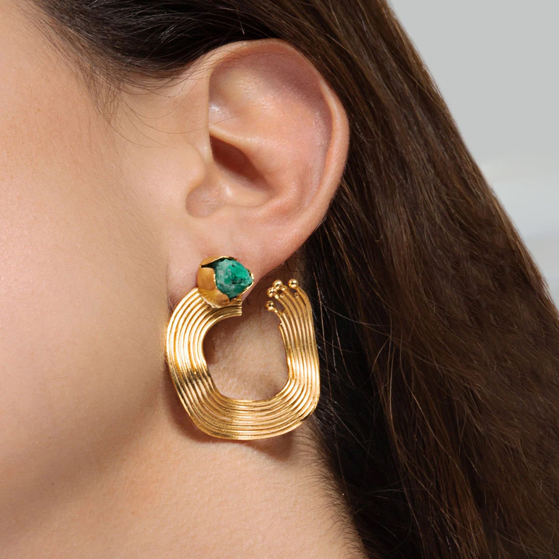 MINI ARETES OLAS ABIERTAS CON ESMERALDA - imagen 2