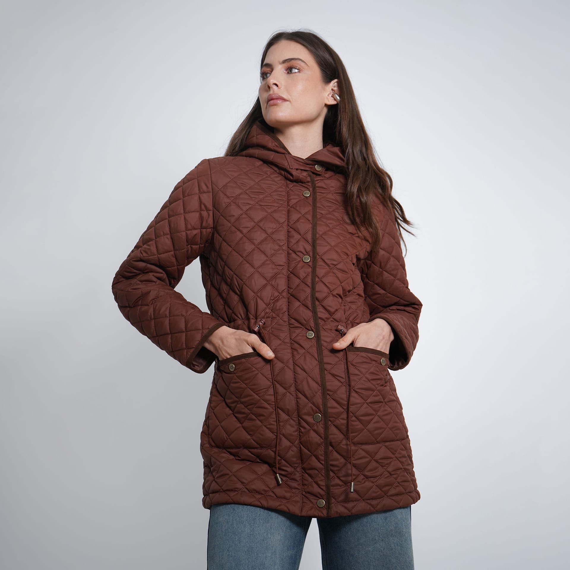 Chaqueta acolchada larga cuello alto con capucha y ajuste en cintura - imagen 20