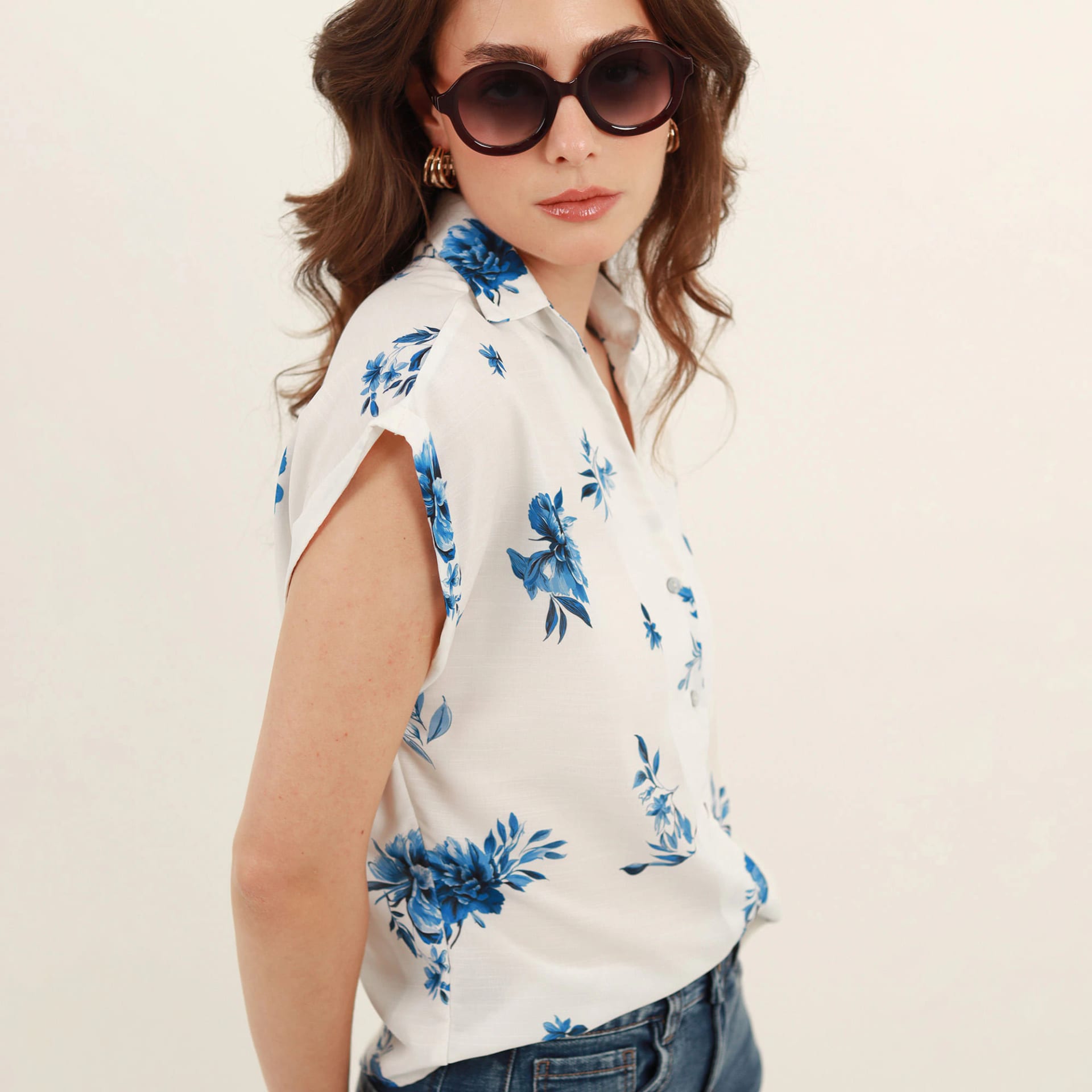 Blusa estampada abierta cuello sport manga corta rodada - imagen 1