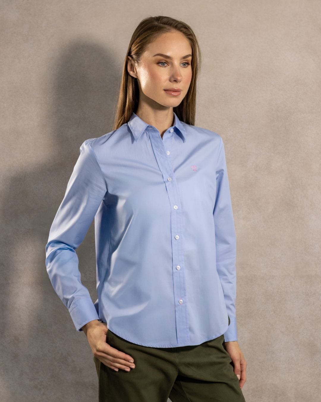Camisa Antimanchas de Mujer Light Blue Logo Rosado - imagen 4
