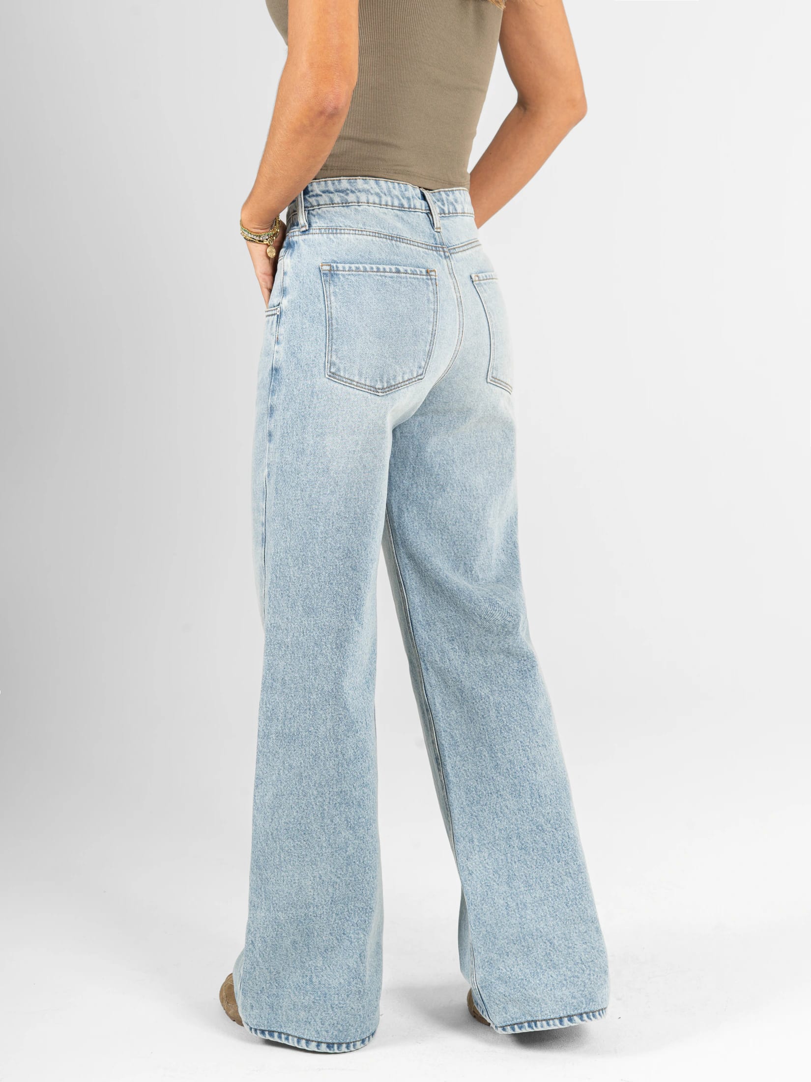 Ref: 066503 Jean mom flare, rígido, detalle en pretina, tono azul medio - imagen 4