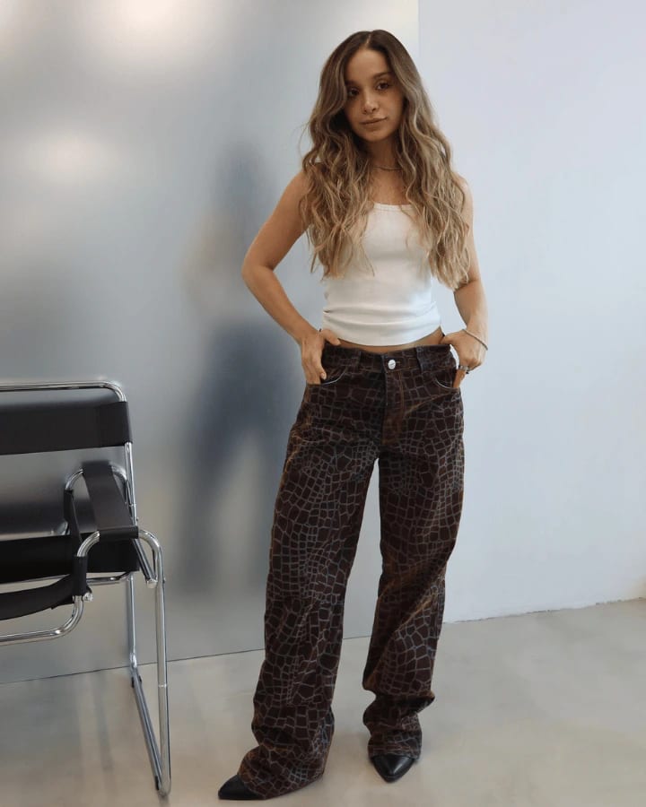JEAN RELAXED FIT GIRAFFE PRINT CAFÉ - imagen 1