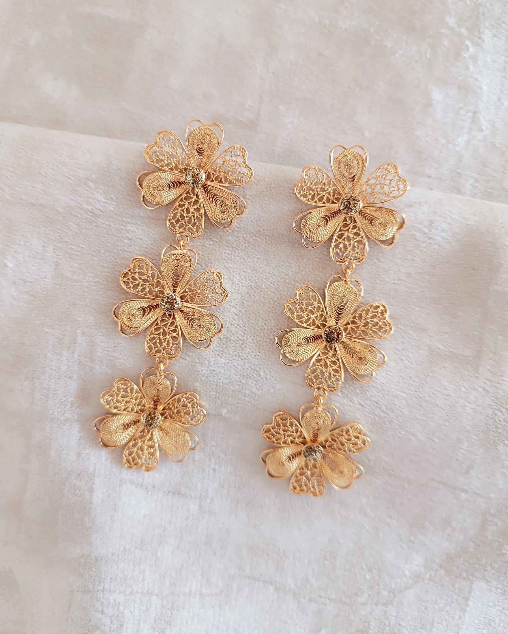 Aretes triple flor Carmelita Dorados - imagen 4