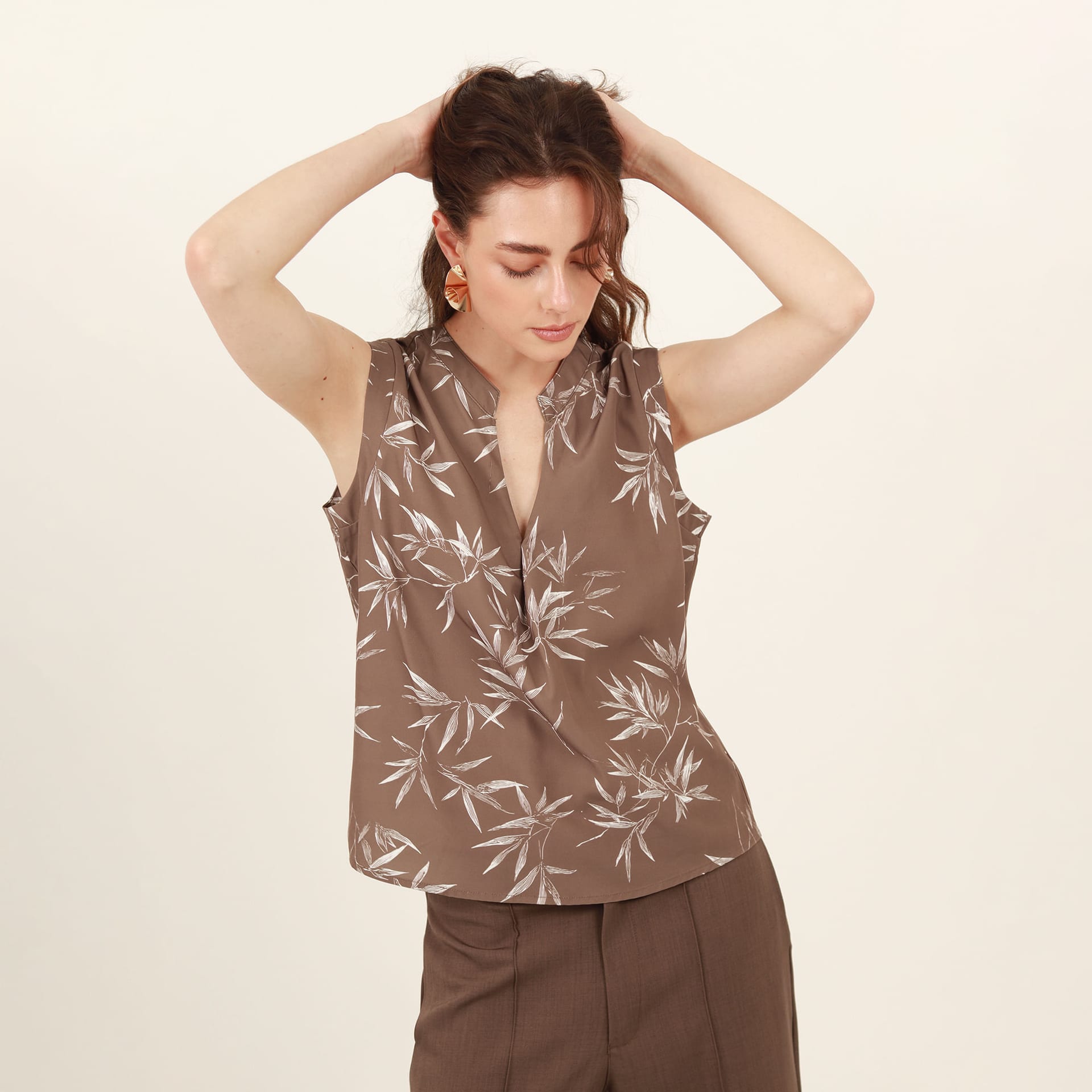 Blusa estampada abierta cuello nerú manga sisa con prenses - imagen 1