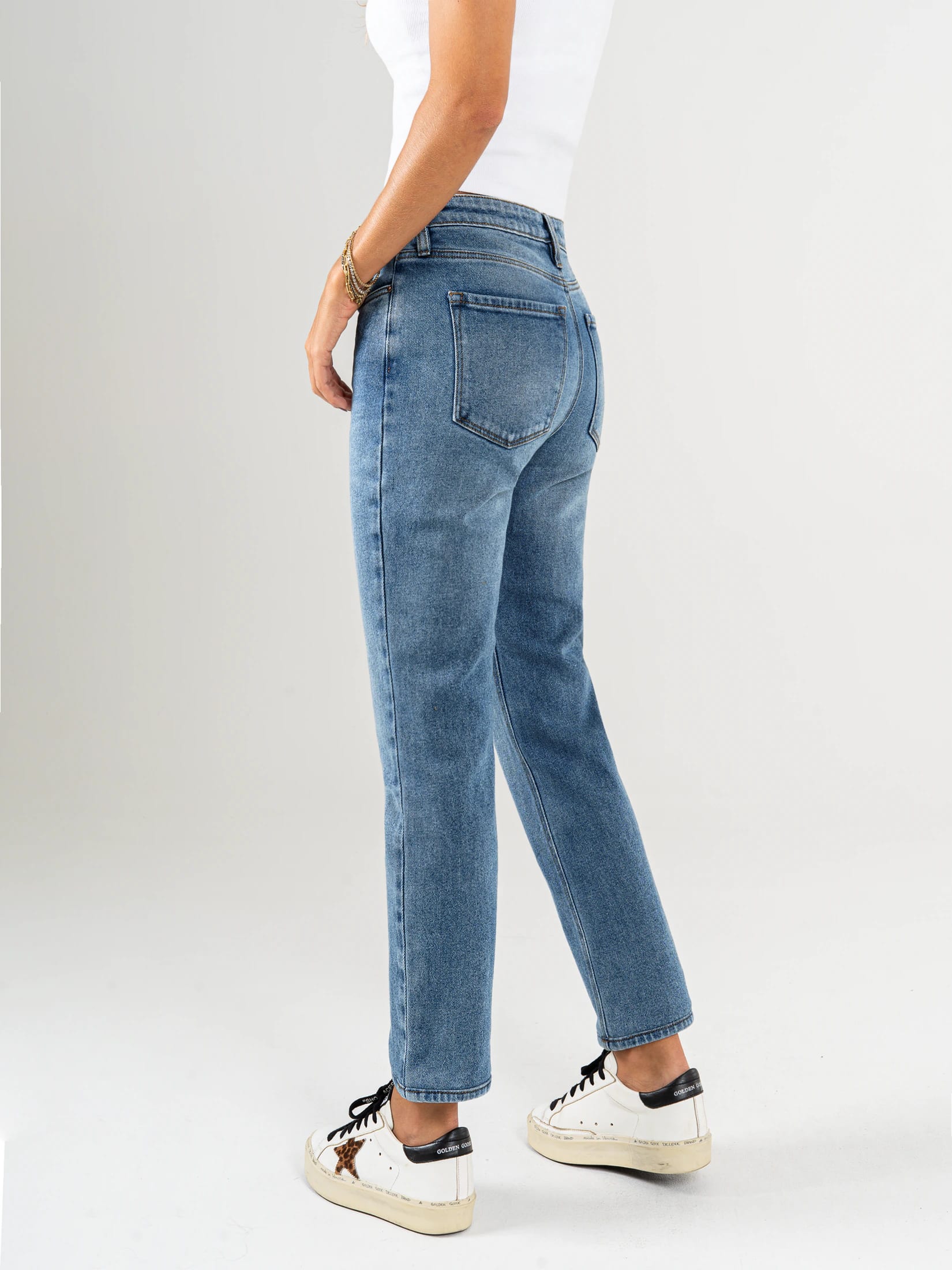 Ref: 065803 Jean Mom fit, slim cropped, stretch, tiro alto, tono azul medio claro - imagen 3