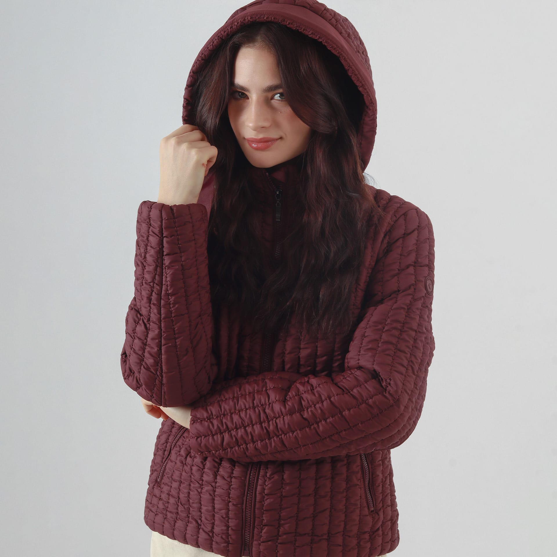 Chaqueta acolchada cuello alto capucha con lazo - imagen 9